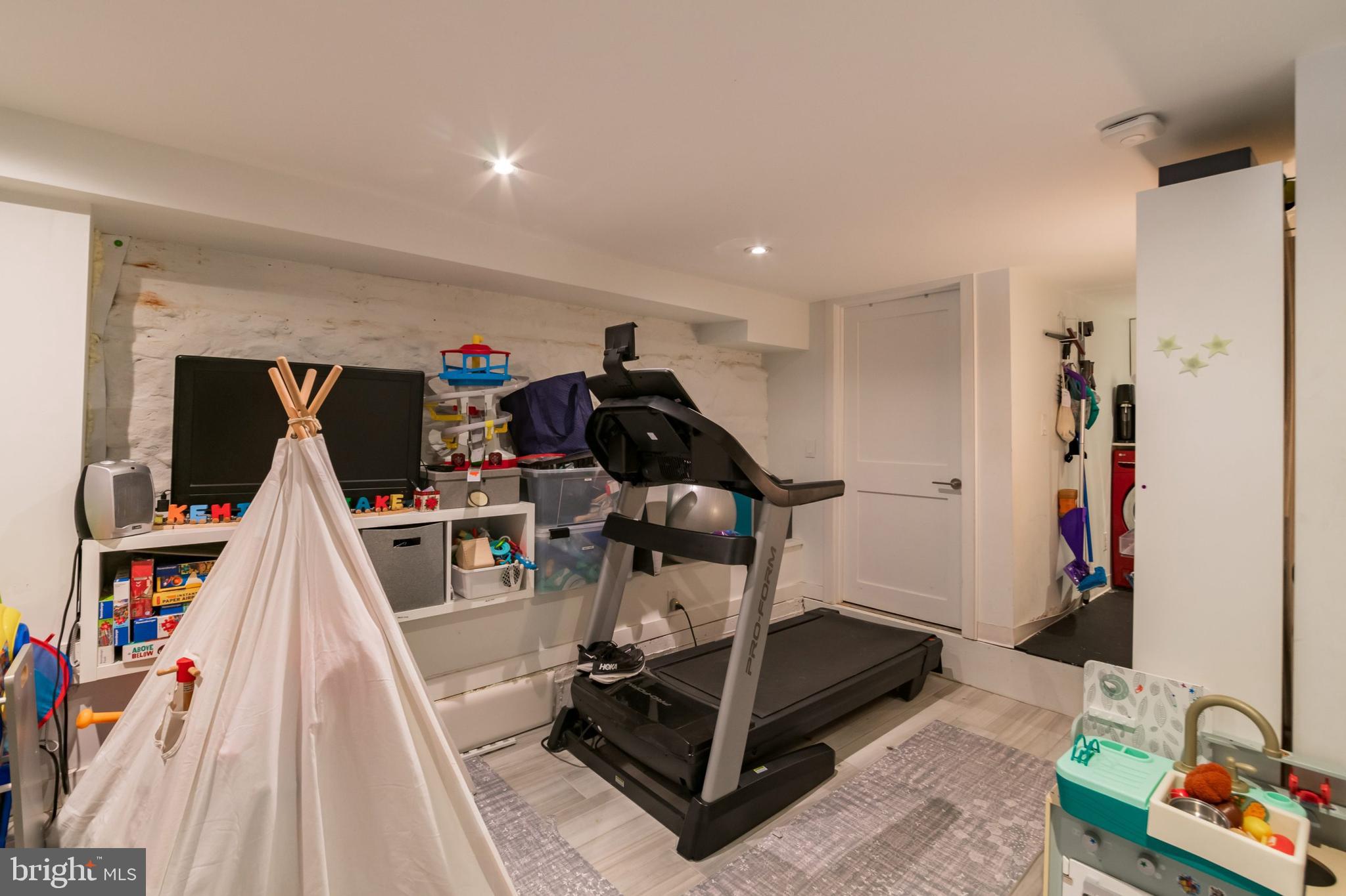 POINT BREEZE - Residential Lease