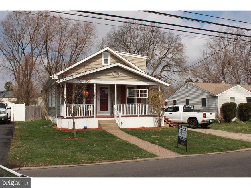 Expanded Home in Hatboro.  Vaulted ceilings with a Modern open floor plan, Walk to crooked billet elementary school. Award winning Hatboro Horsham Schools.