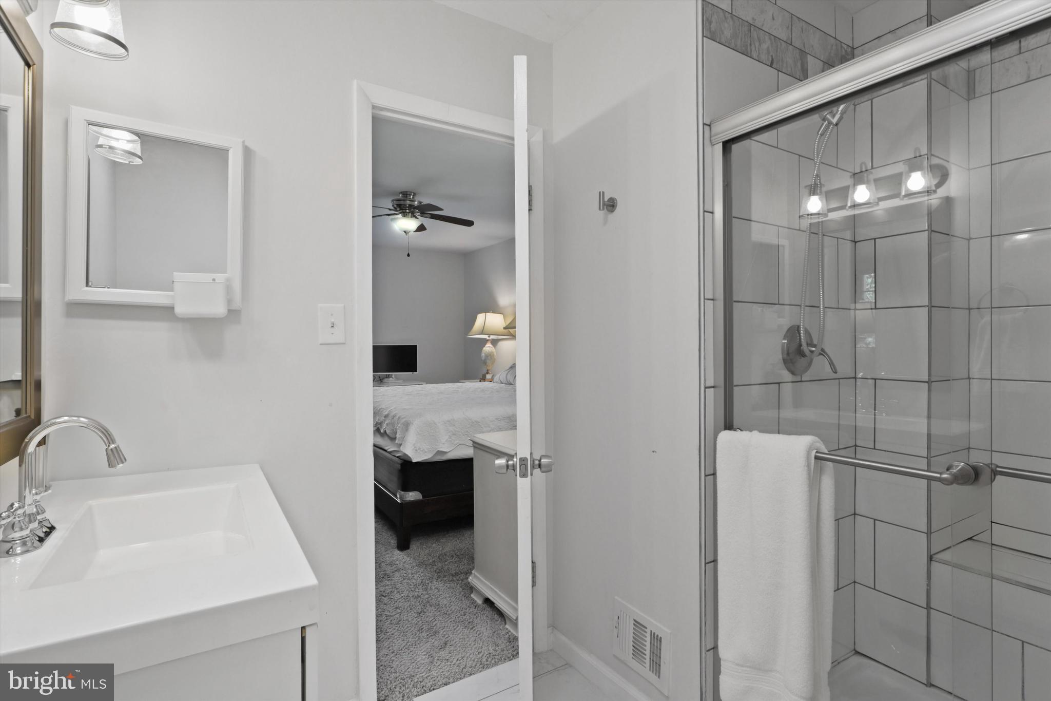 CIRCLE WOODS - Residential Lease