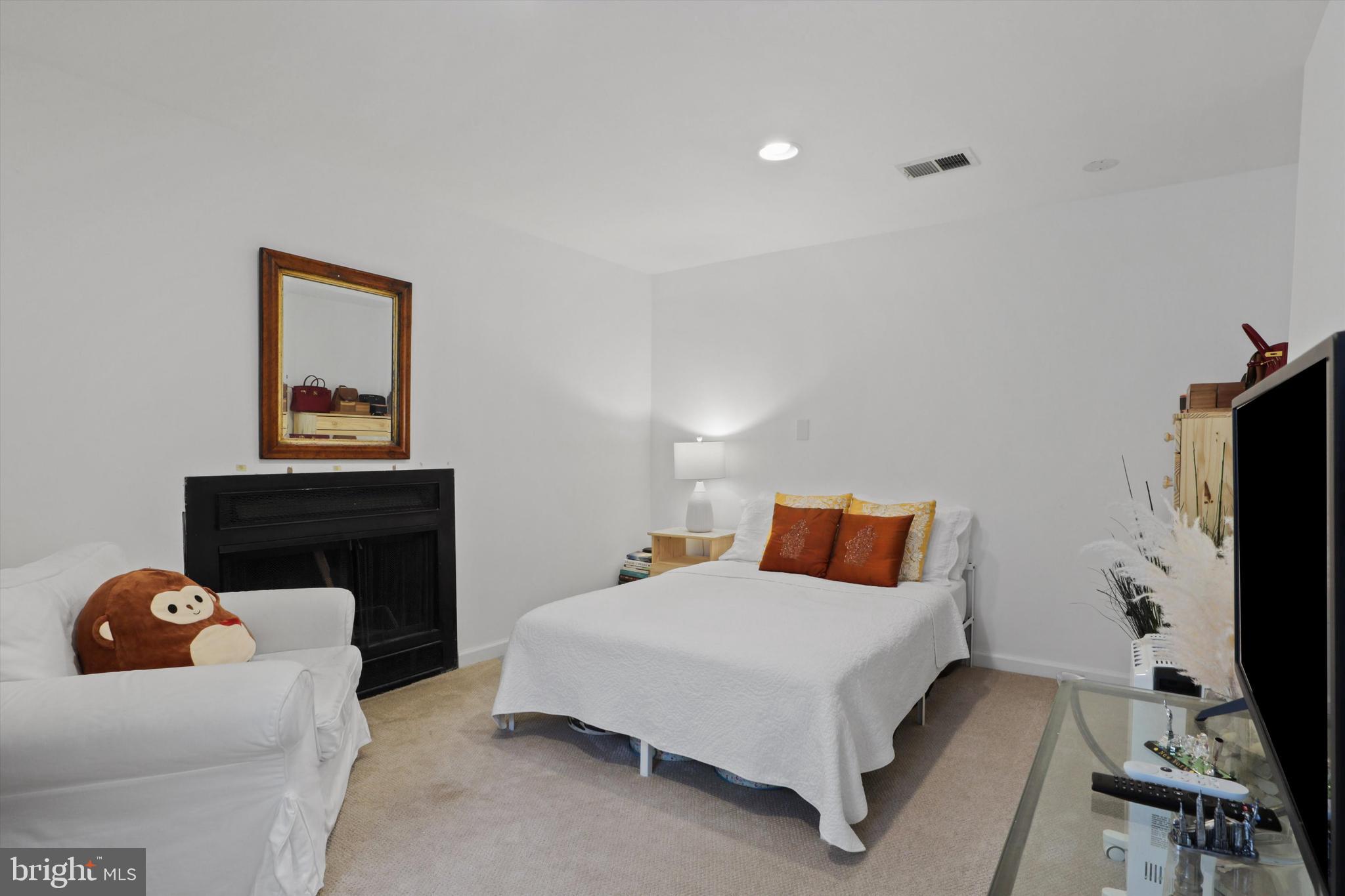 CIRCLE WOODS - Residential Lease