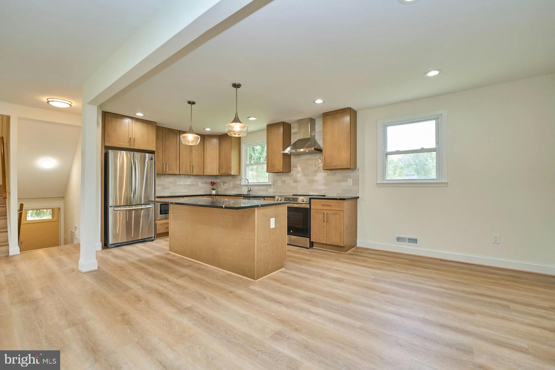 NEAR FALLS CHURCH - Residential