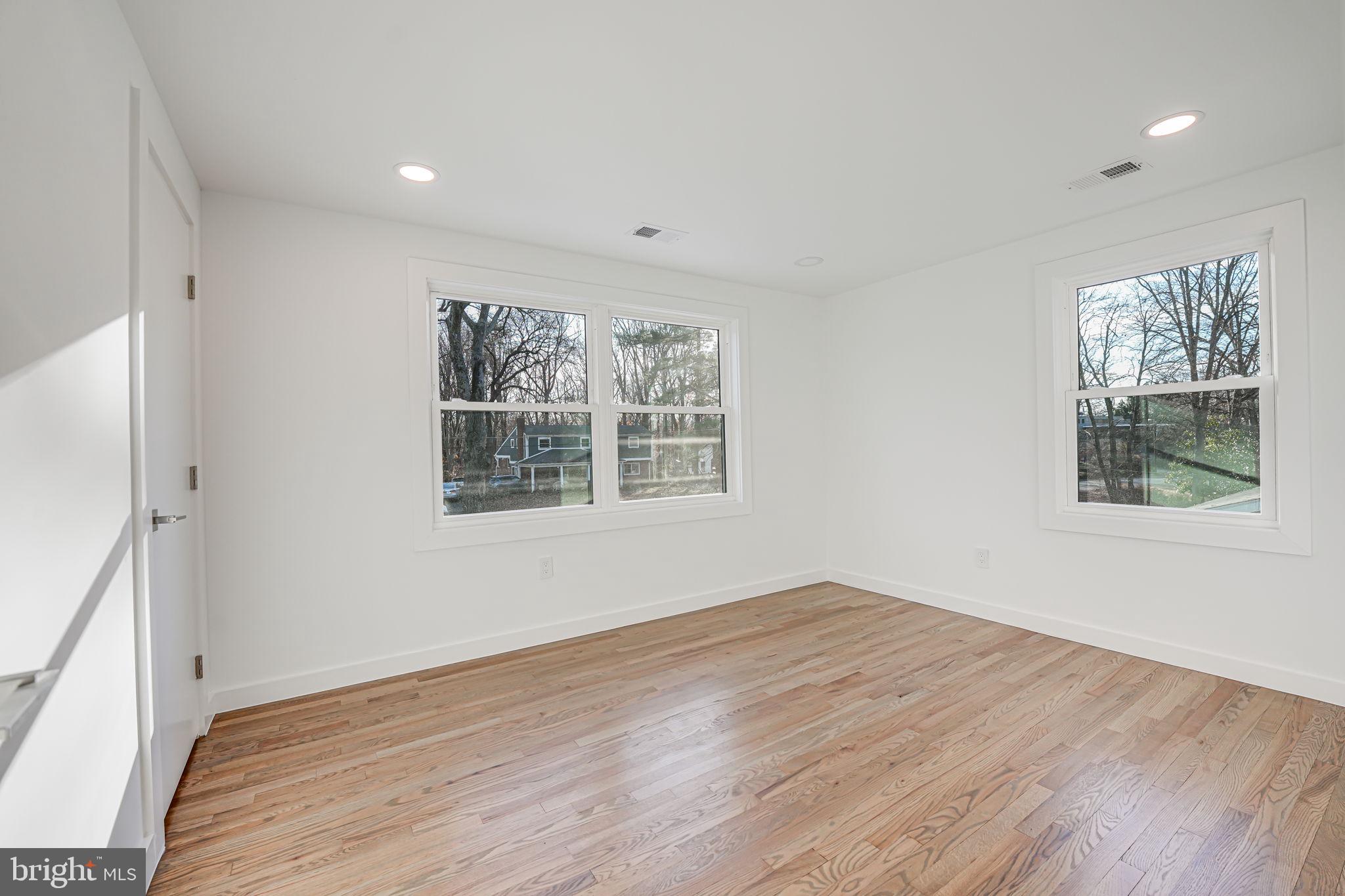 LAKE BARCROFT - Residential