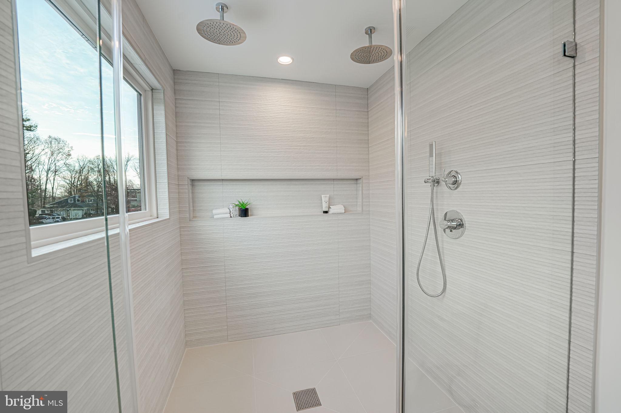 LAKE BARCROFT - Residential