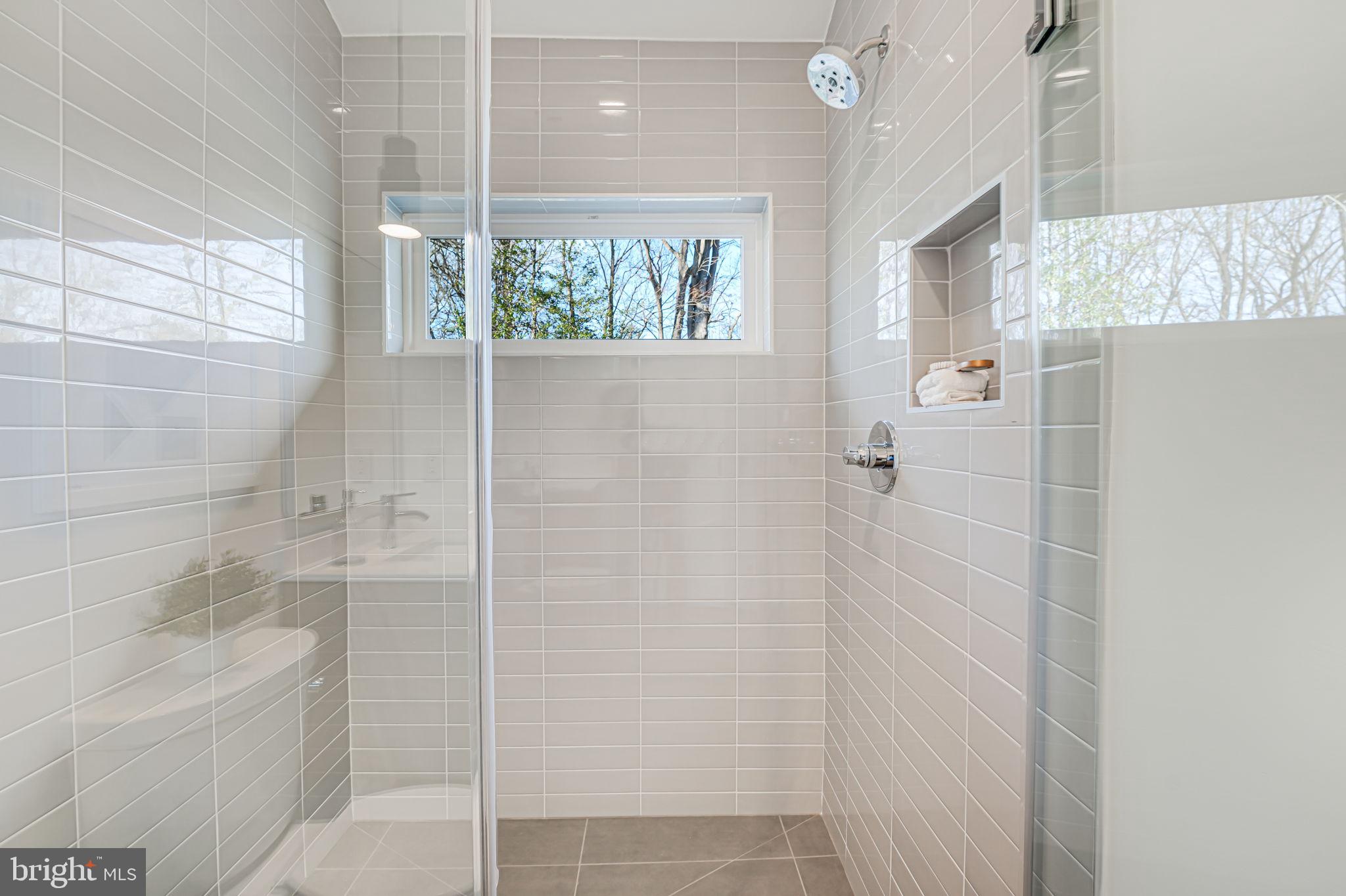 LAKE BARCROFT - Residential