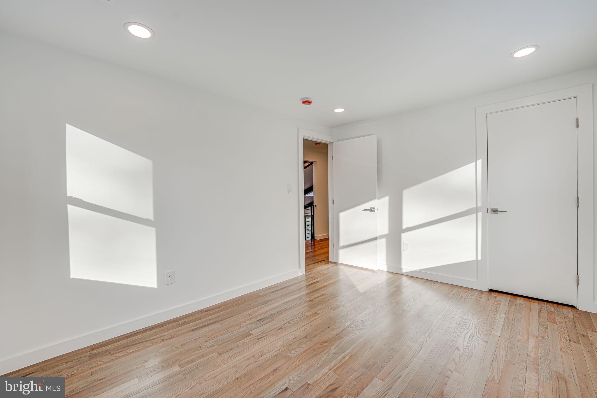 LAKE BARCROFT - Residential