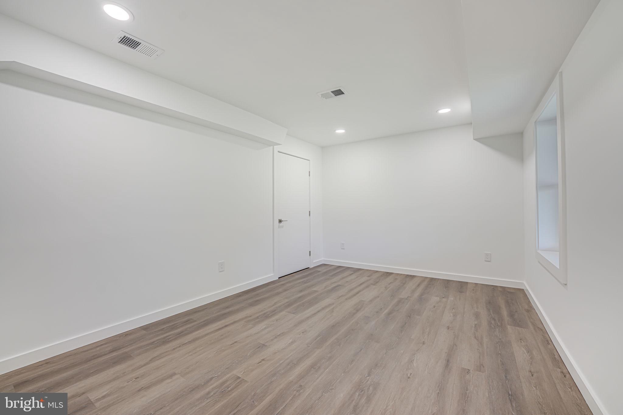 LAKE BARCROFT - Residential