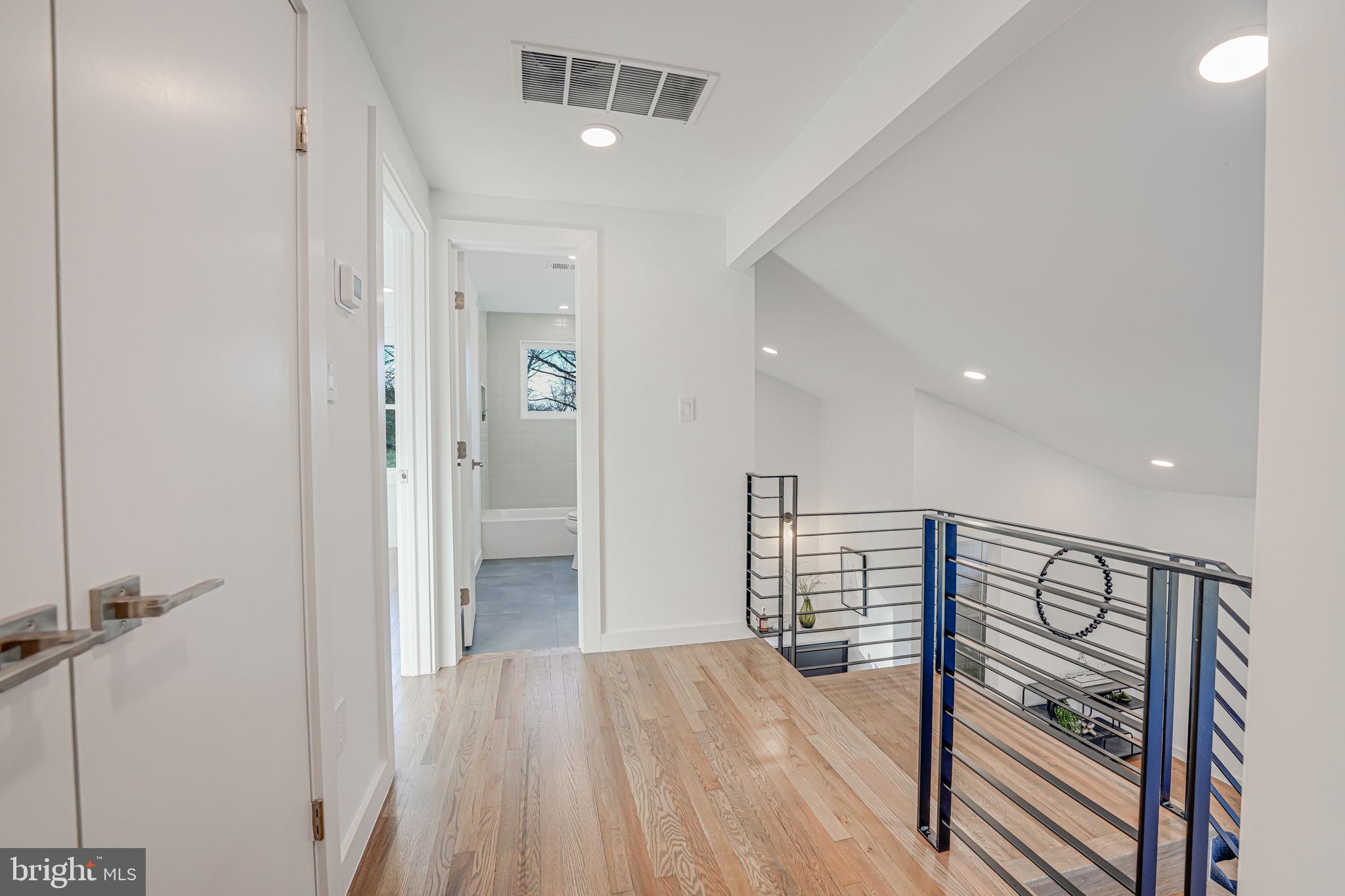 LAKE BARCROFT - Residential