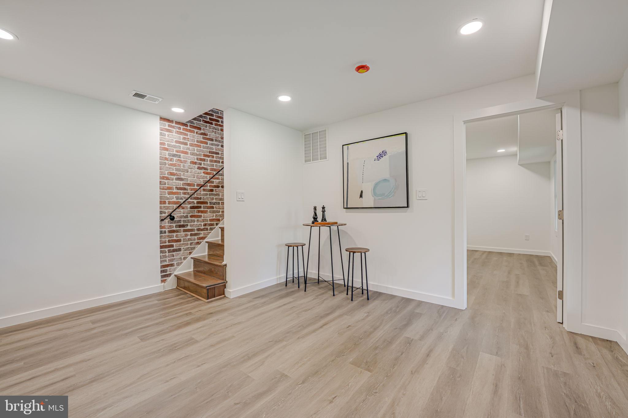 LAKE BARCROFT - Residential