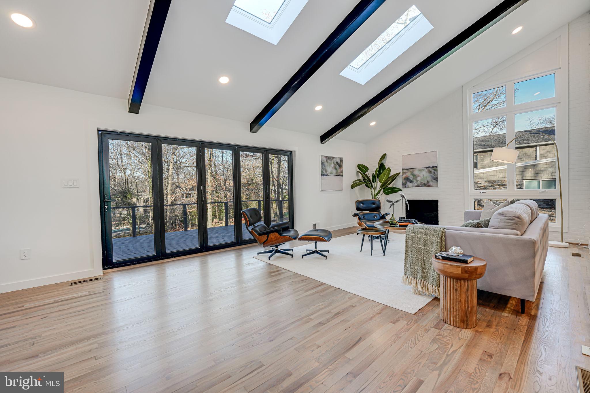 LAKE BARCROFT - Residential