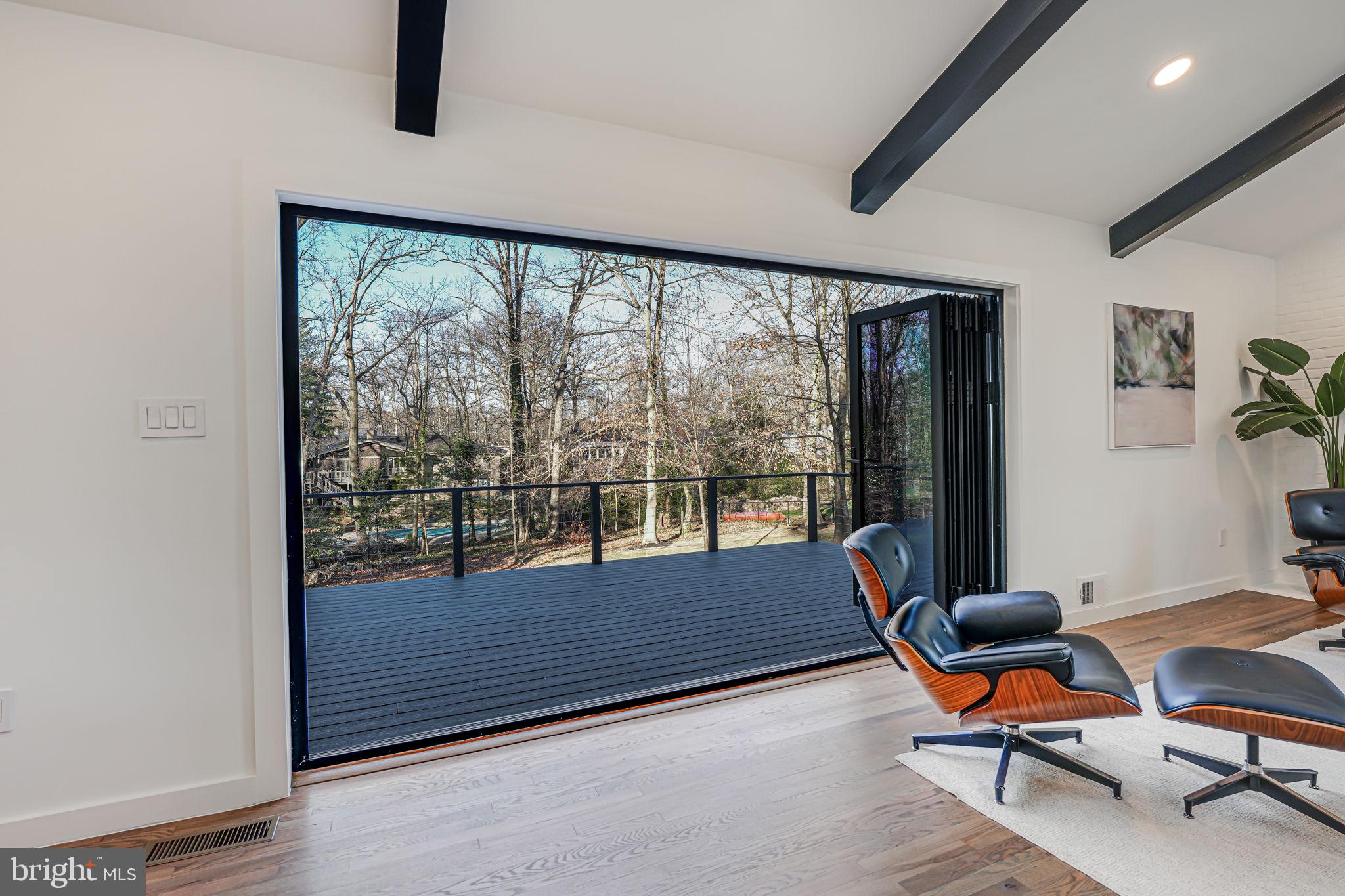 LAKE BARCROFT - Residential