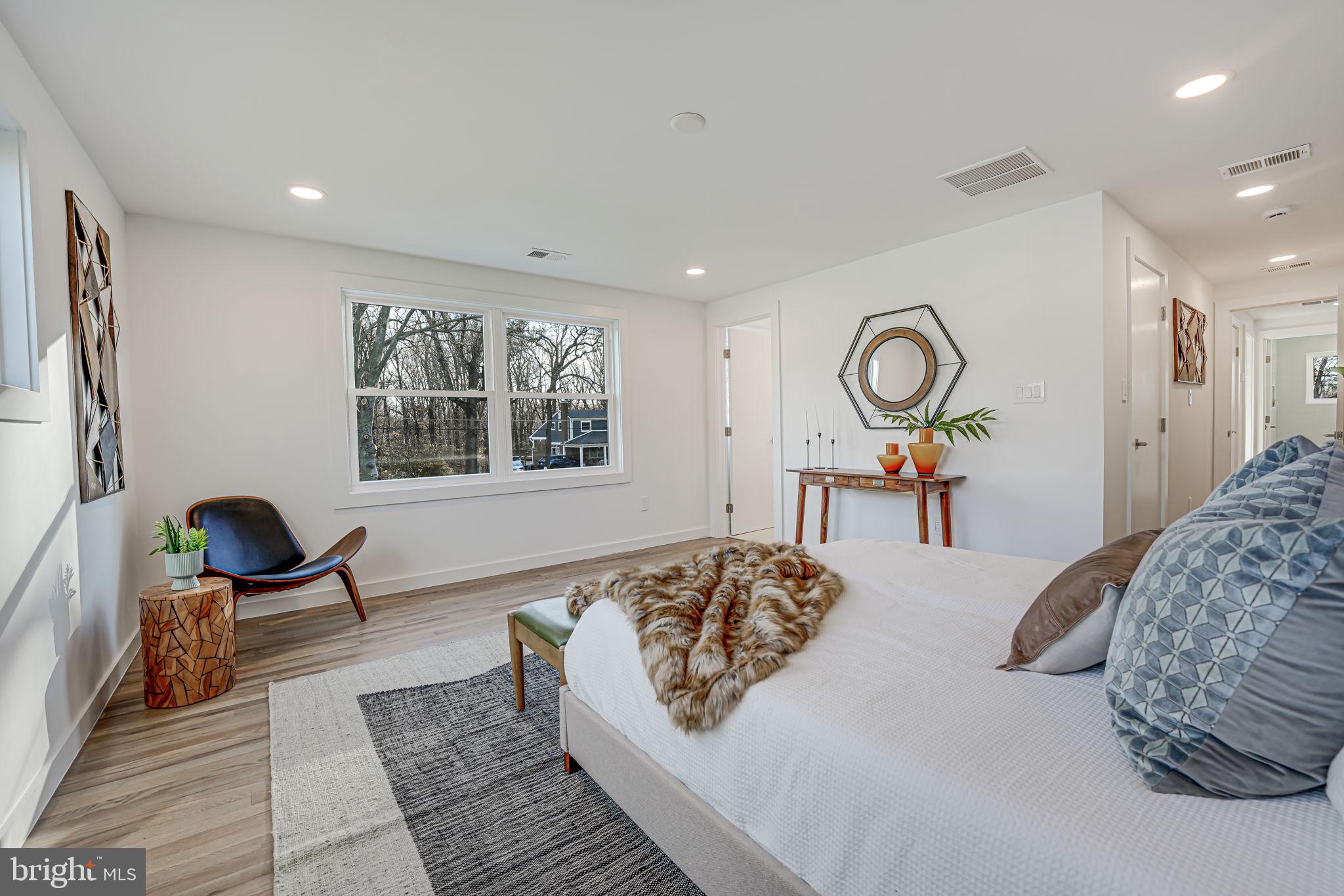 LAKE BARCROFT - Residential