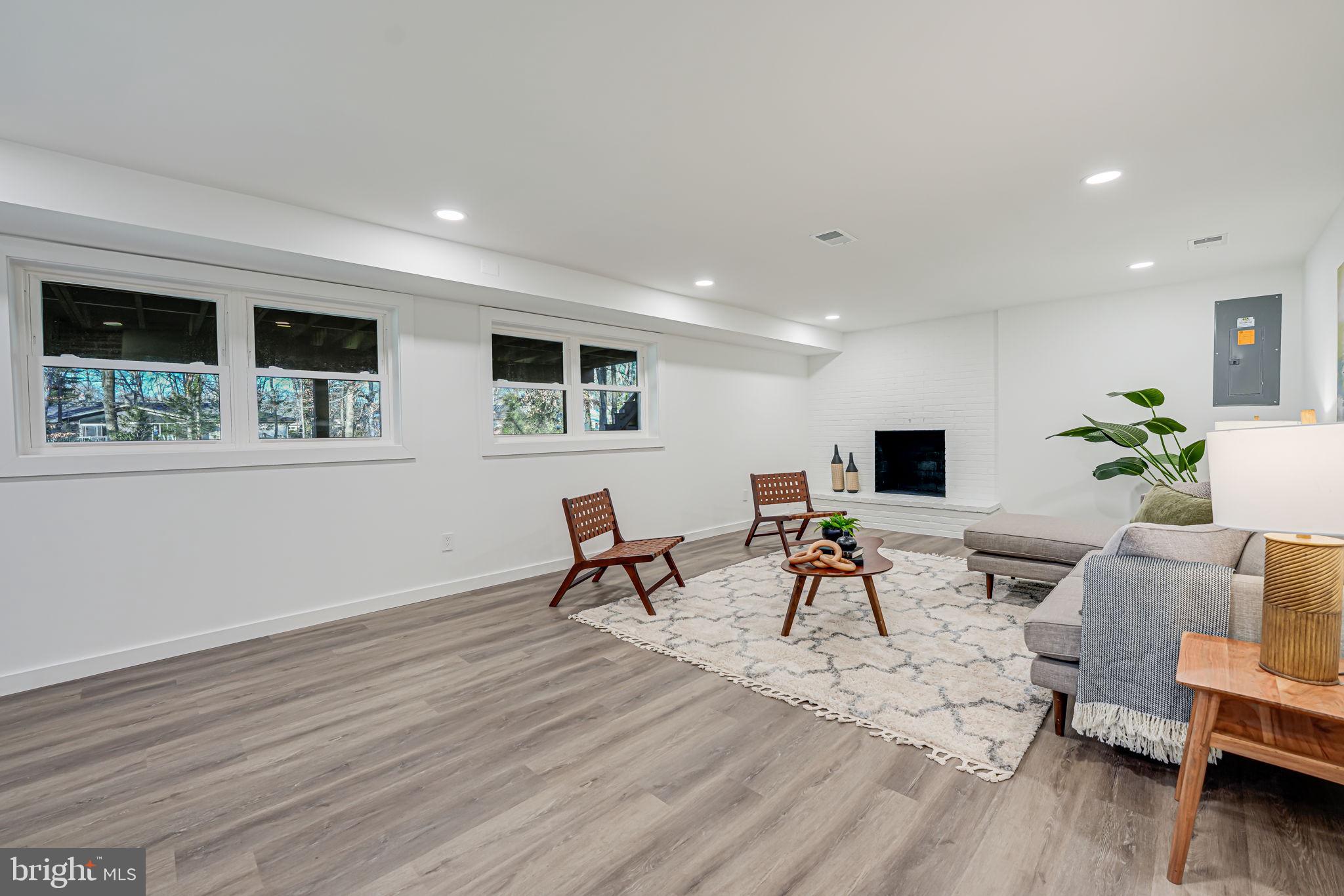 LAKE BARCROFT - Residential