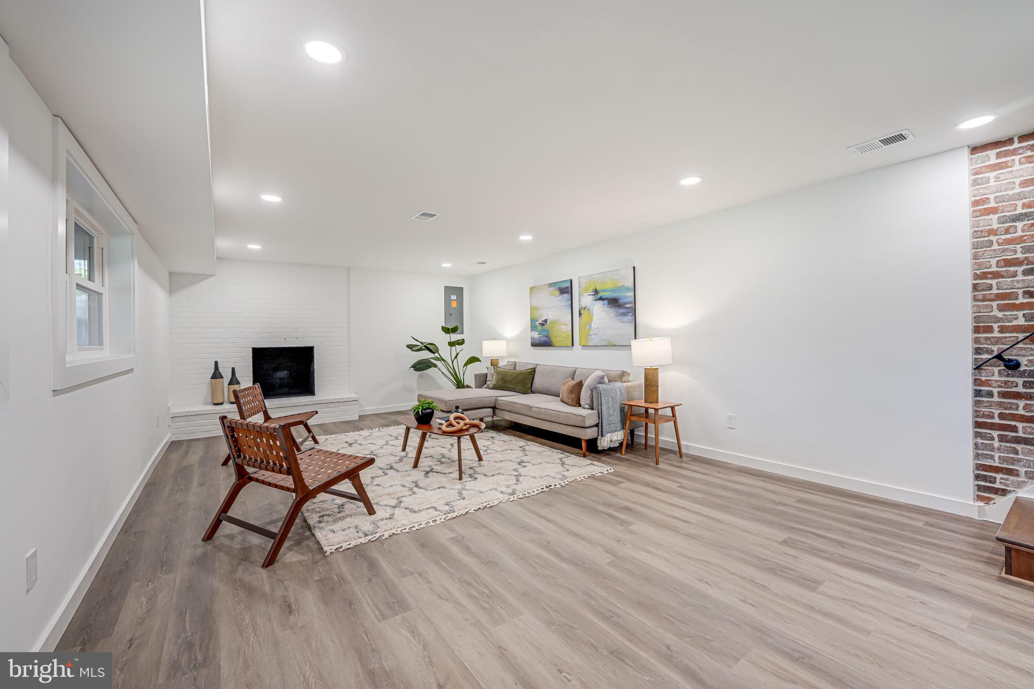 LAKE BARCROFT - Residential