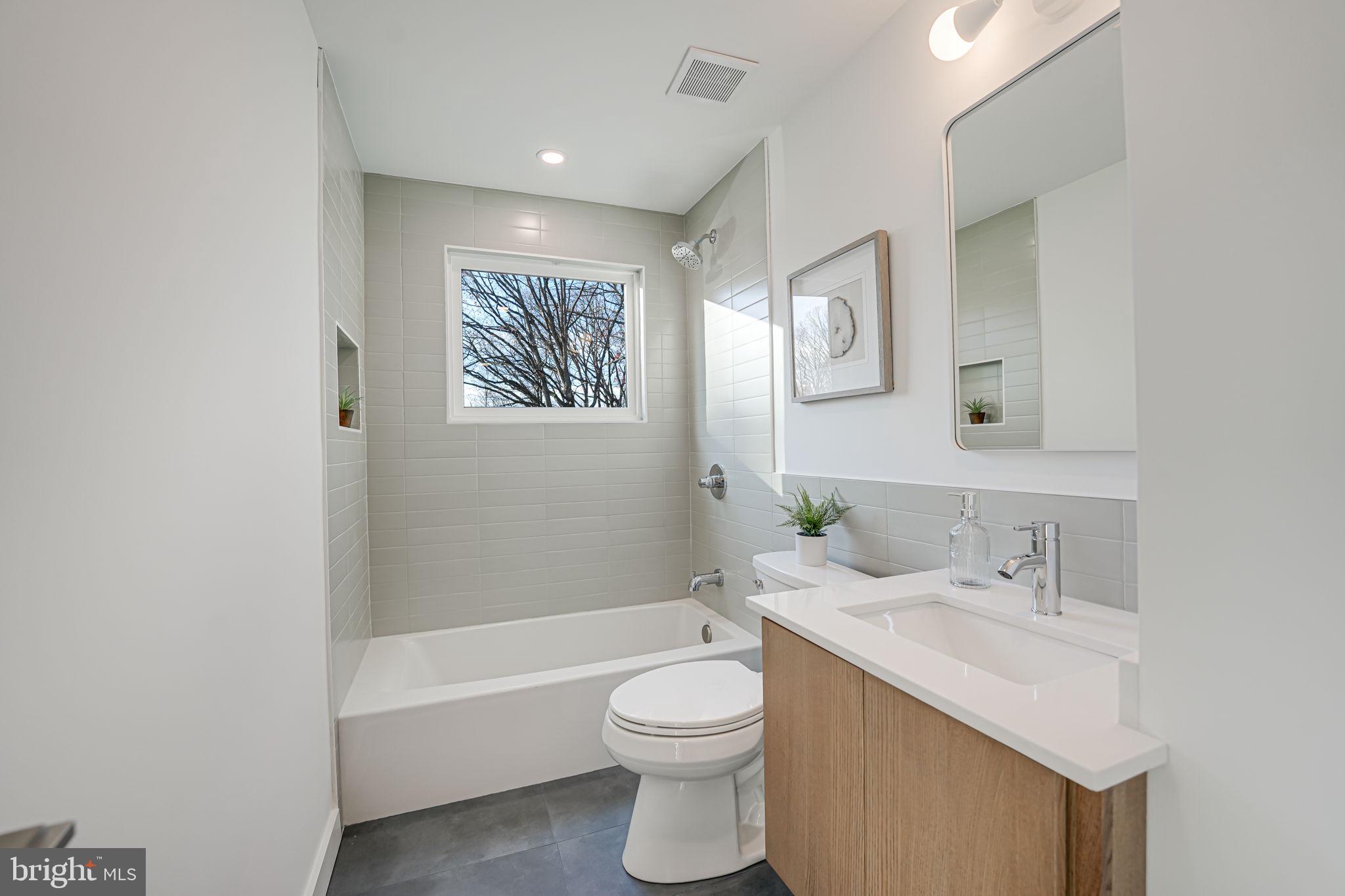 LAKE BARCROFT - Residential