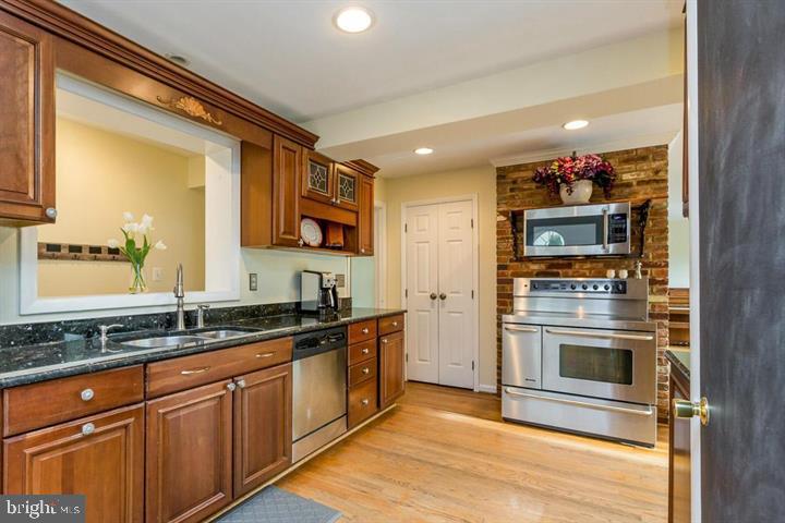 COUNTRY CLUB HILLS - Residential Lease