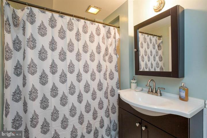 COUNTRY CLUB HILLS - Residential Lease