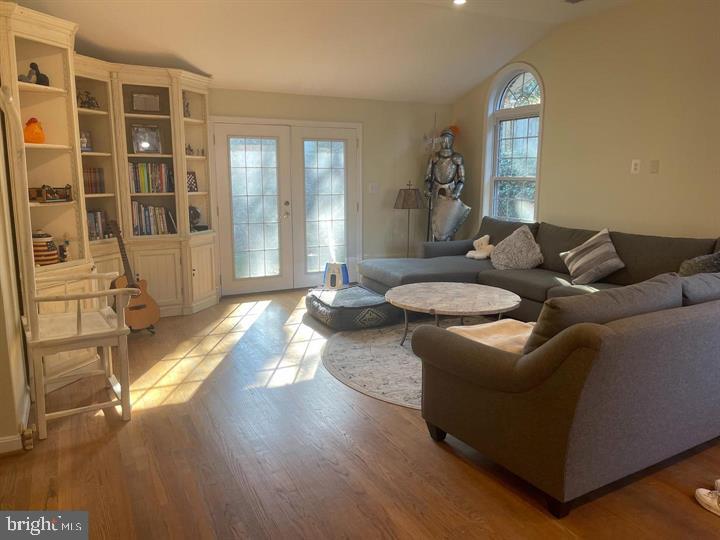 COUNTRY CLUB HILLS - Residential Lease