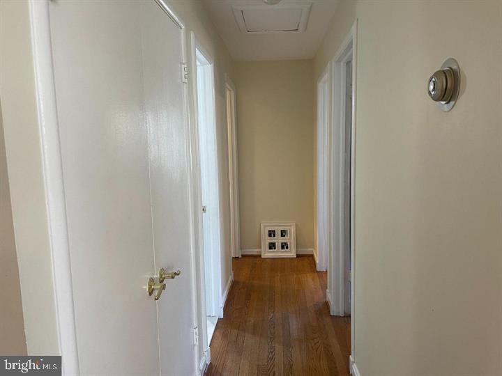 COUNTRY CLUB HILLS - Residential Lease