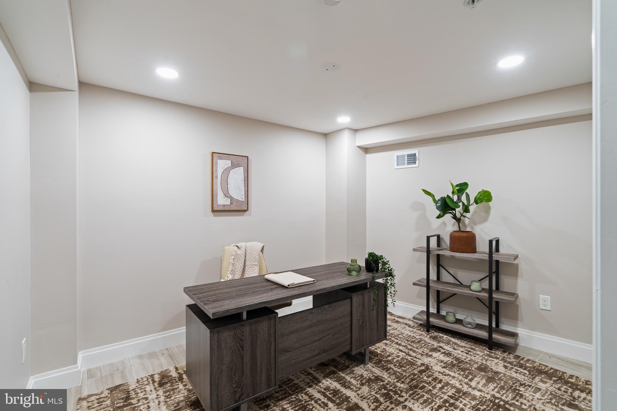 QUEEN VILLAGE - Residential