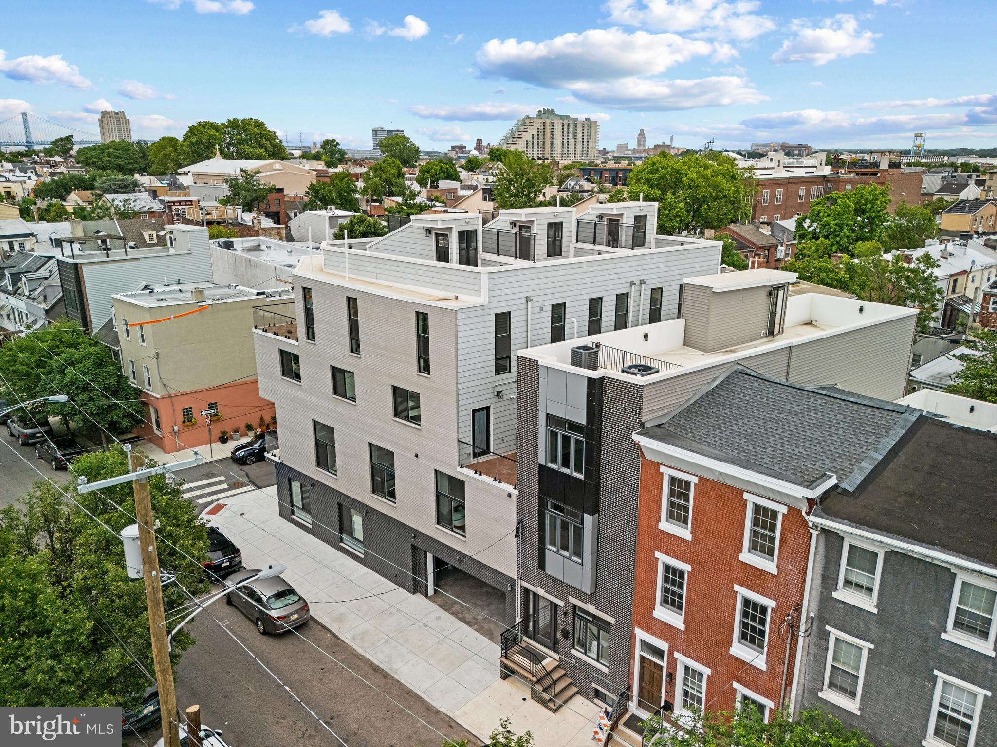 QUEEN VILLAGE - Residential