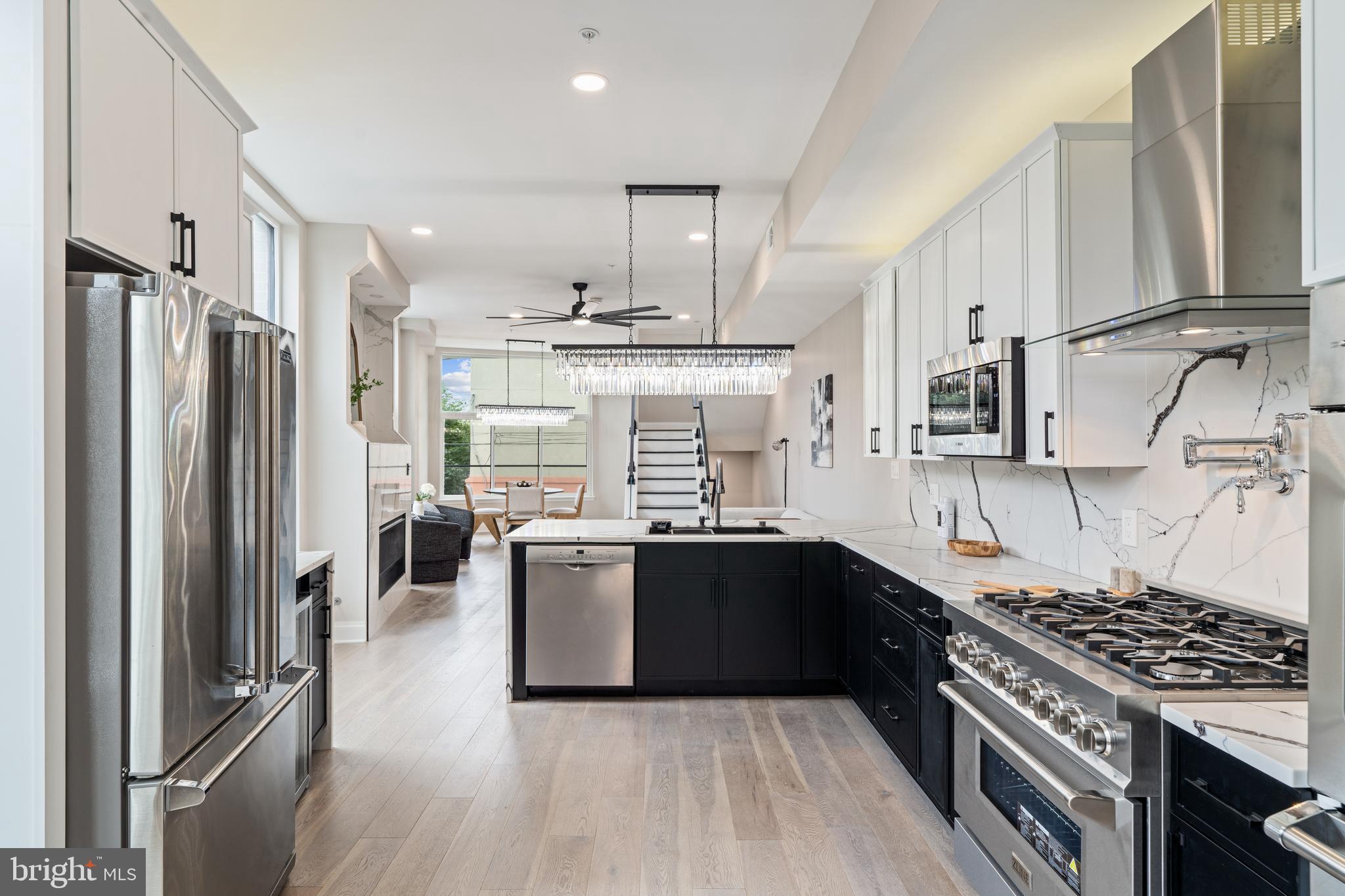 QUEEN VILLAGE - Residential
