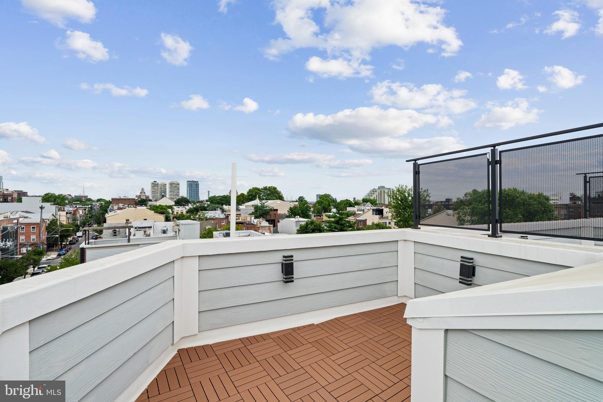 QUEEN VILLAGE - Residential