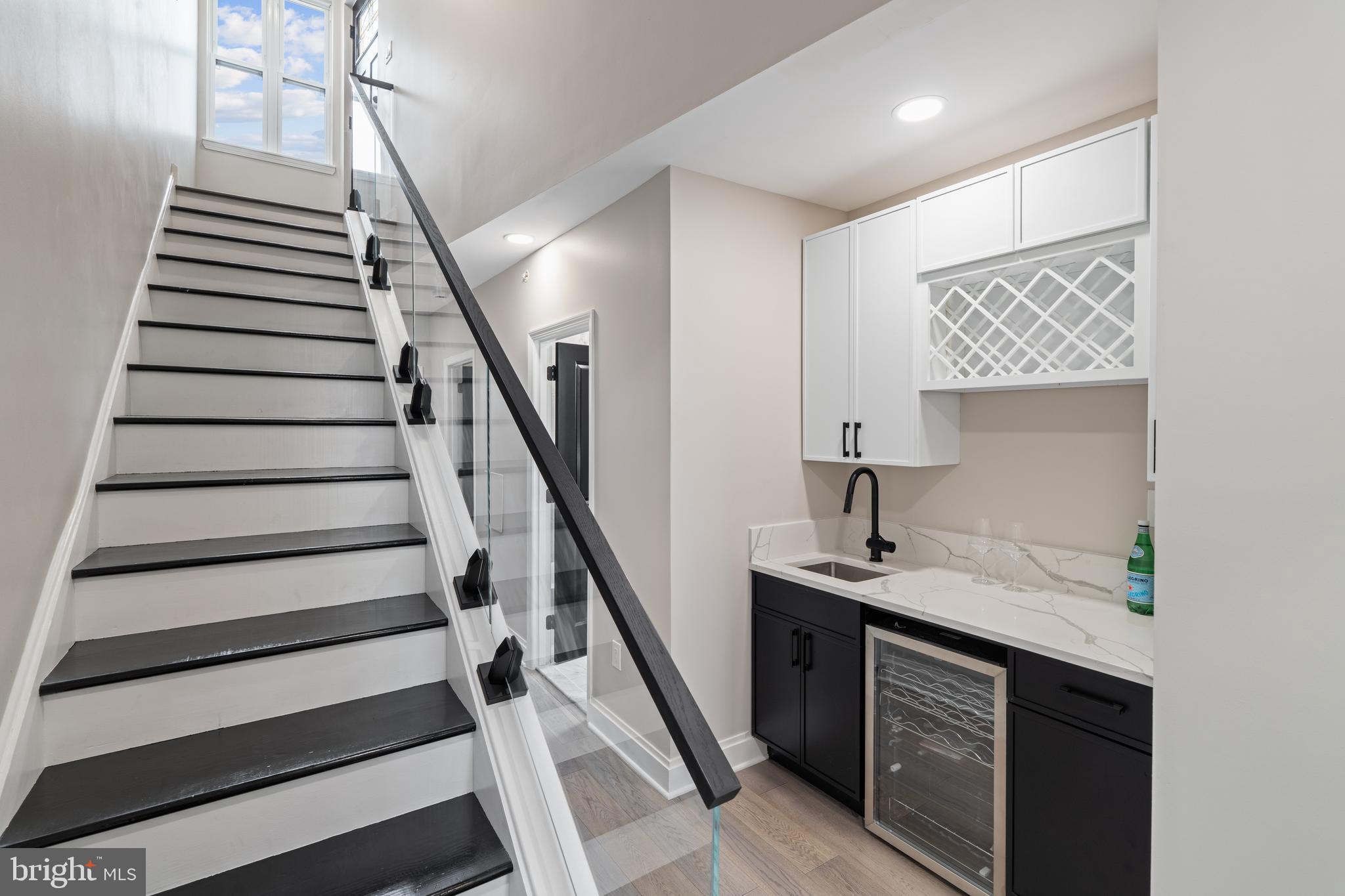 QUEEN VILLAGE - Residential