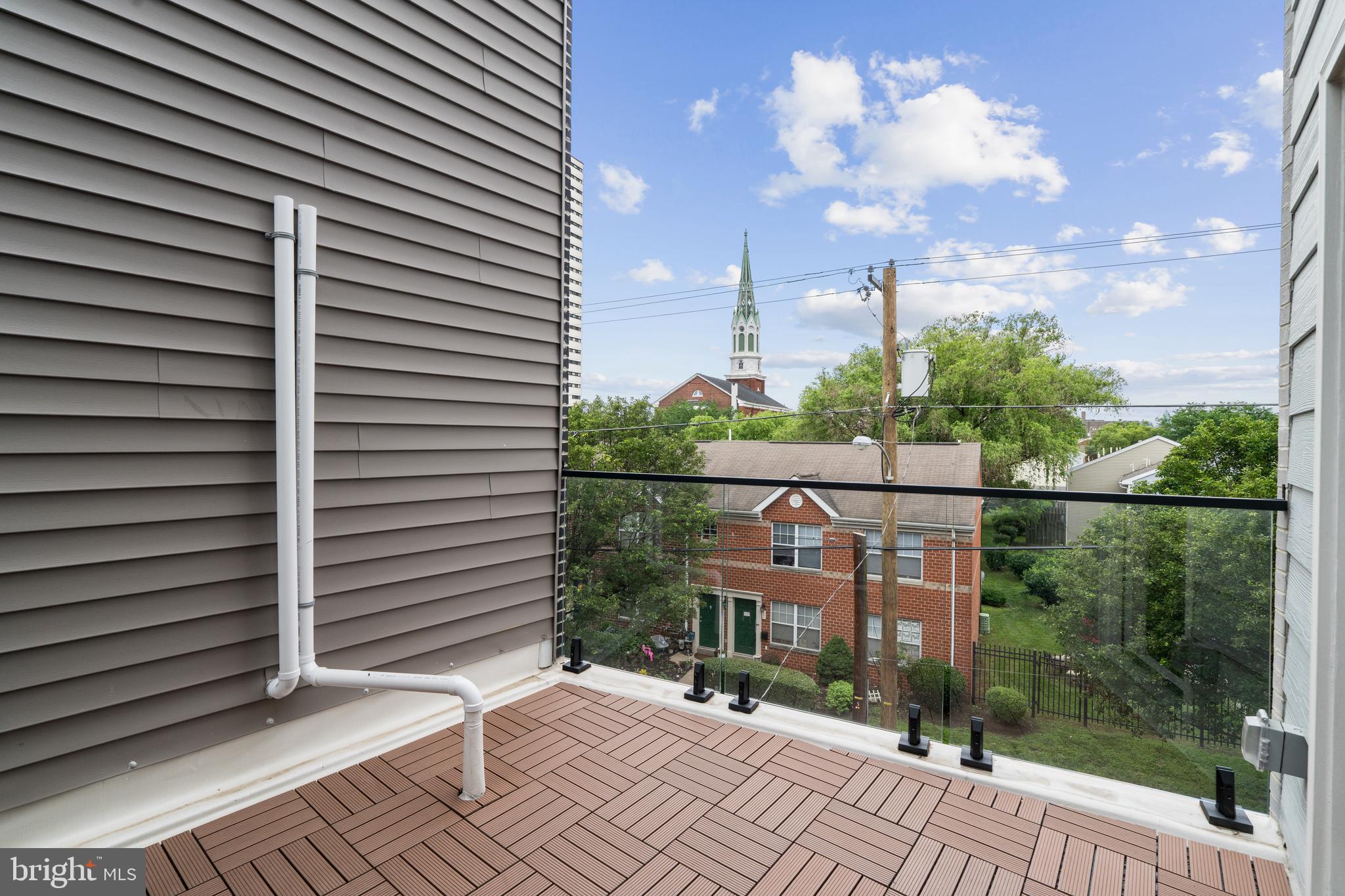 QUEEN VILLAGE - Residential