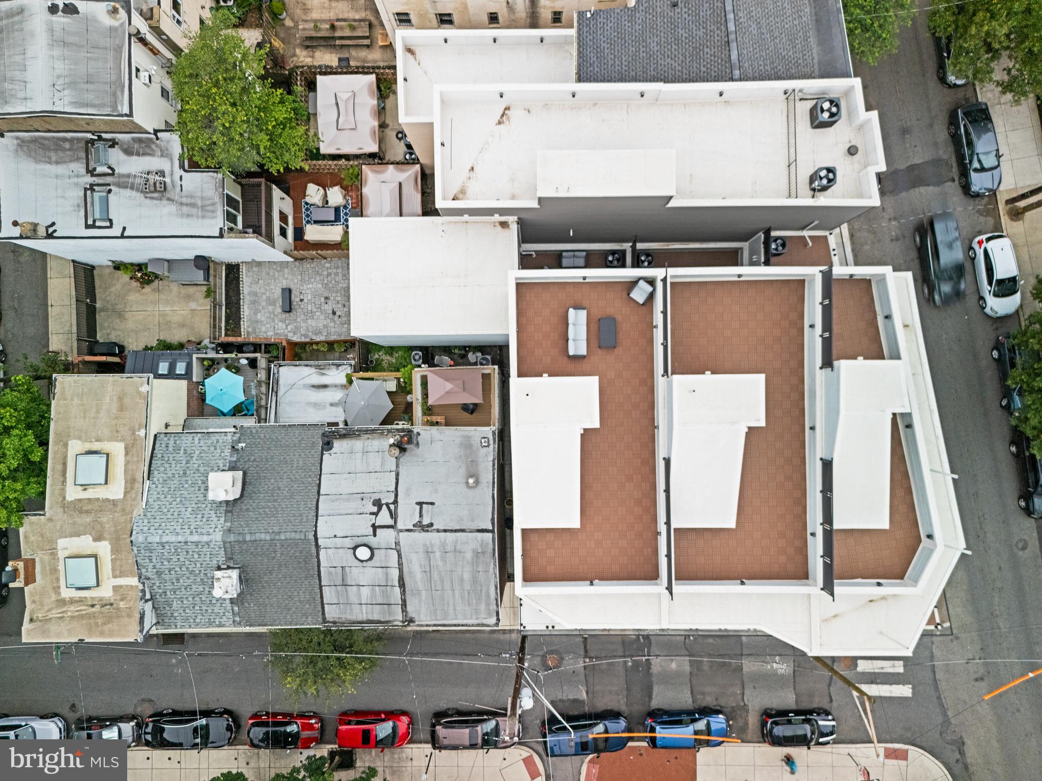 QUEEN VILLAGE - Residential