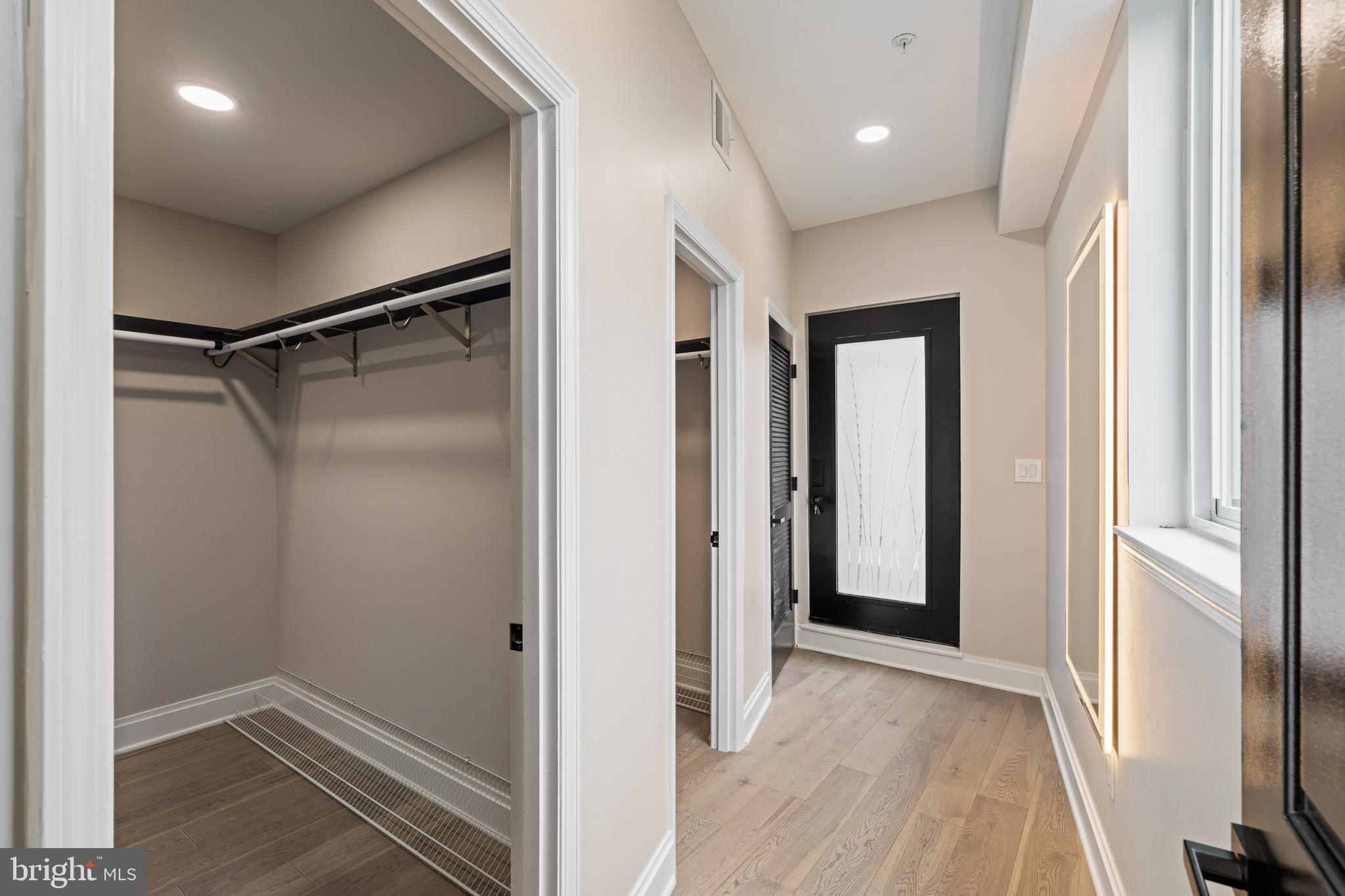 QUEEN VILLAGE - Residential