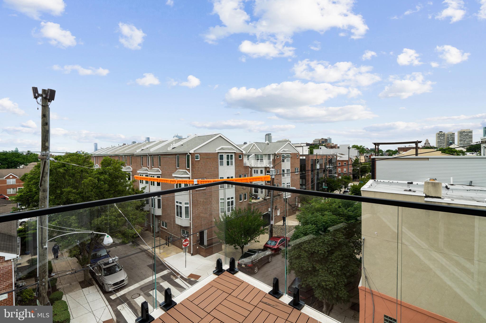 QUEEN VILLAGE - Residential