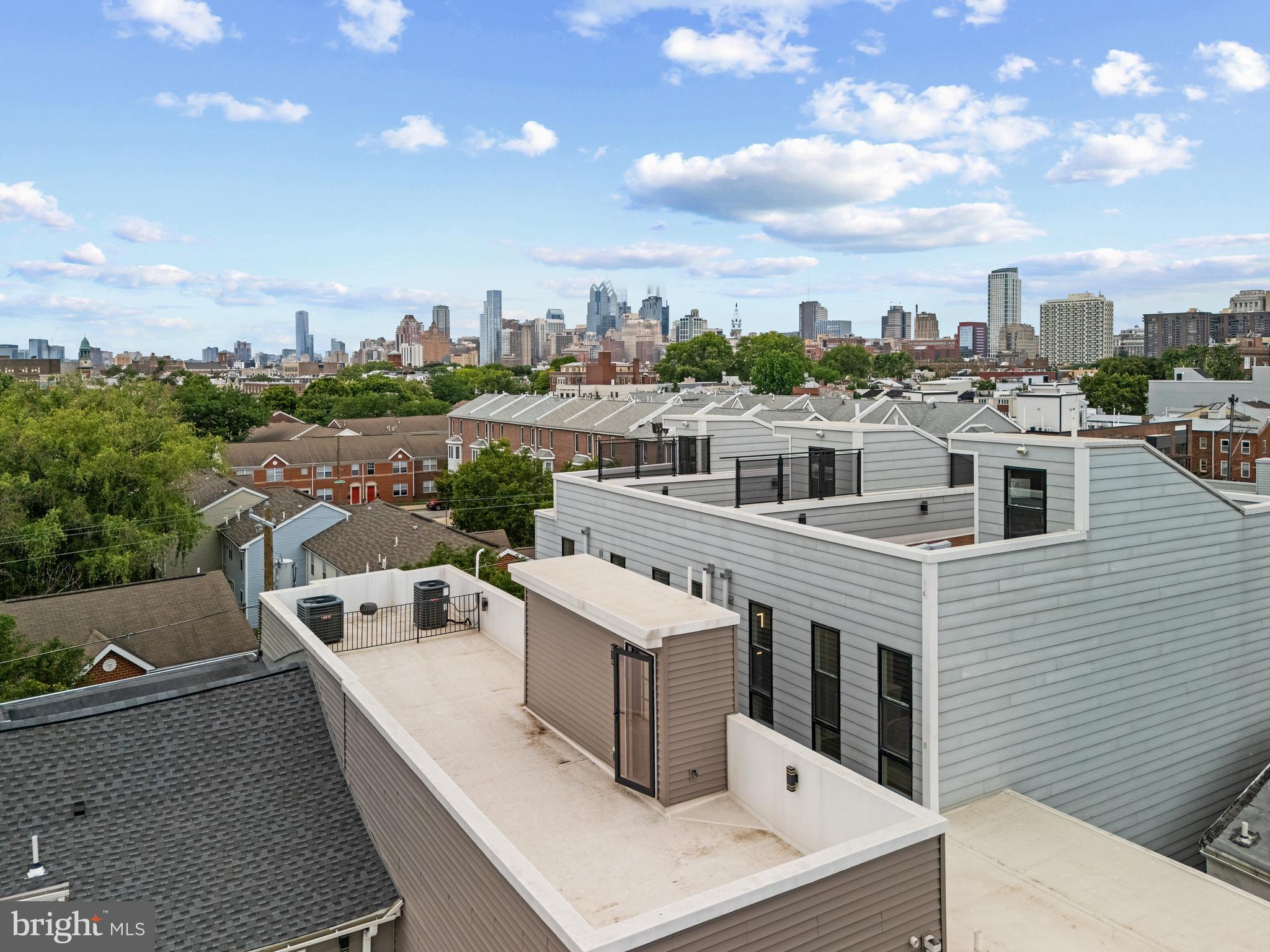 QUEEN VILLAGE - Residential
