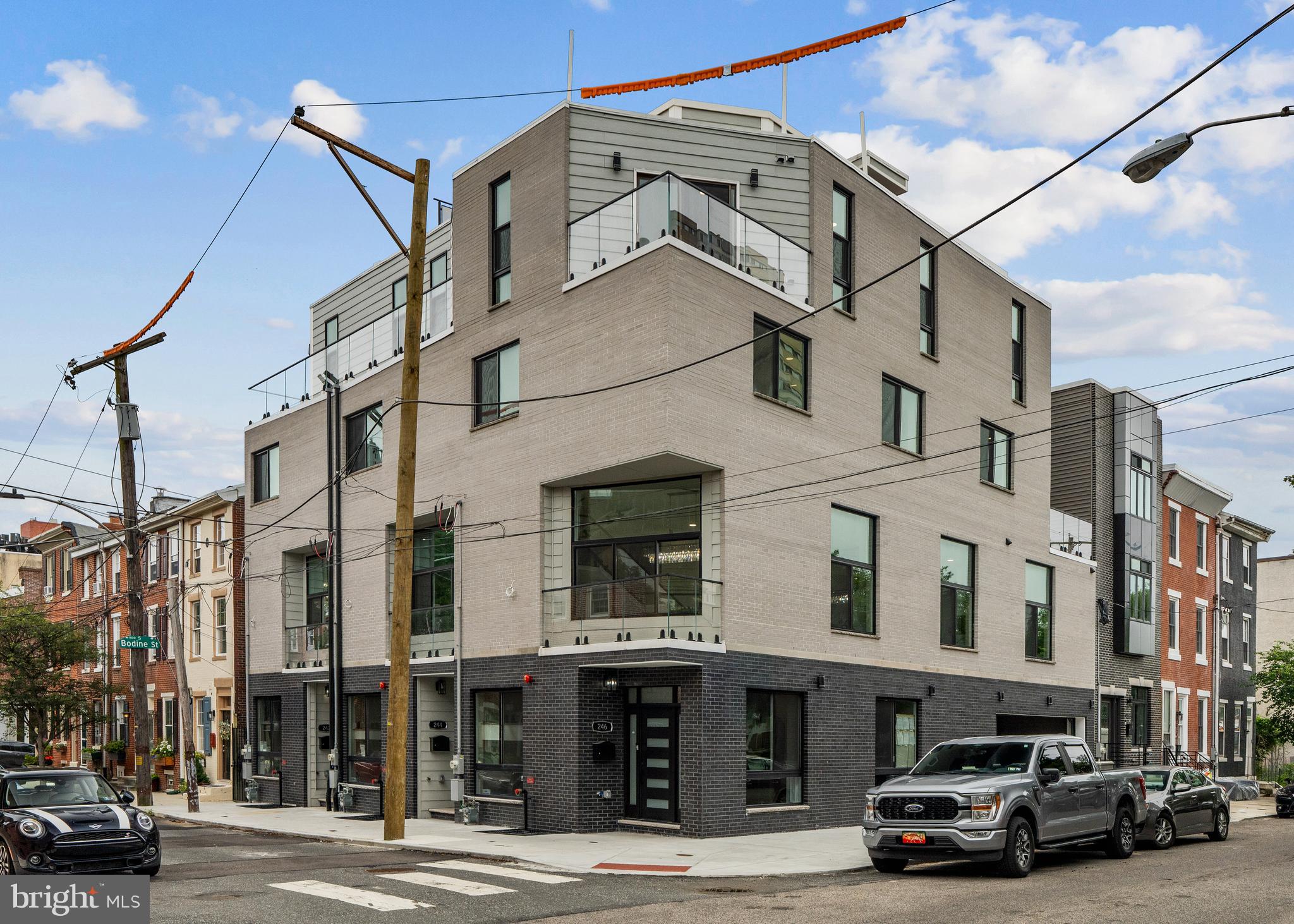 QUEEN VILLAGE - Residential
