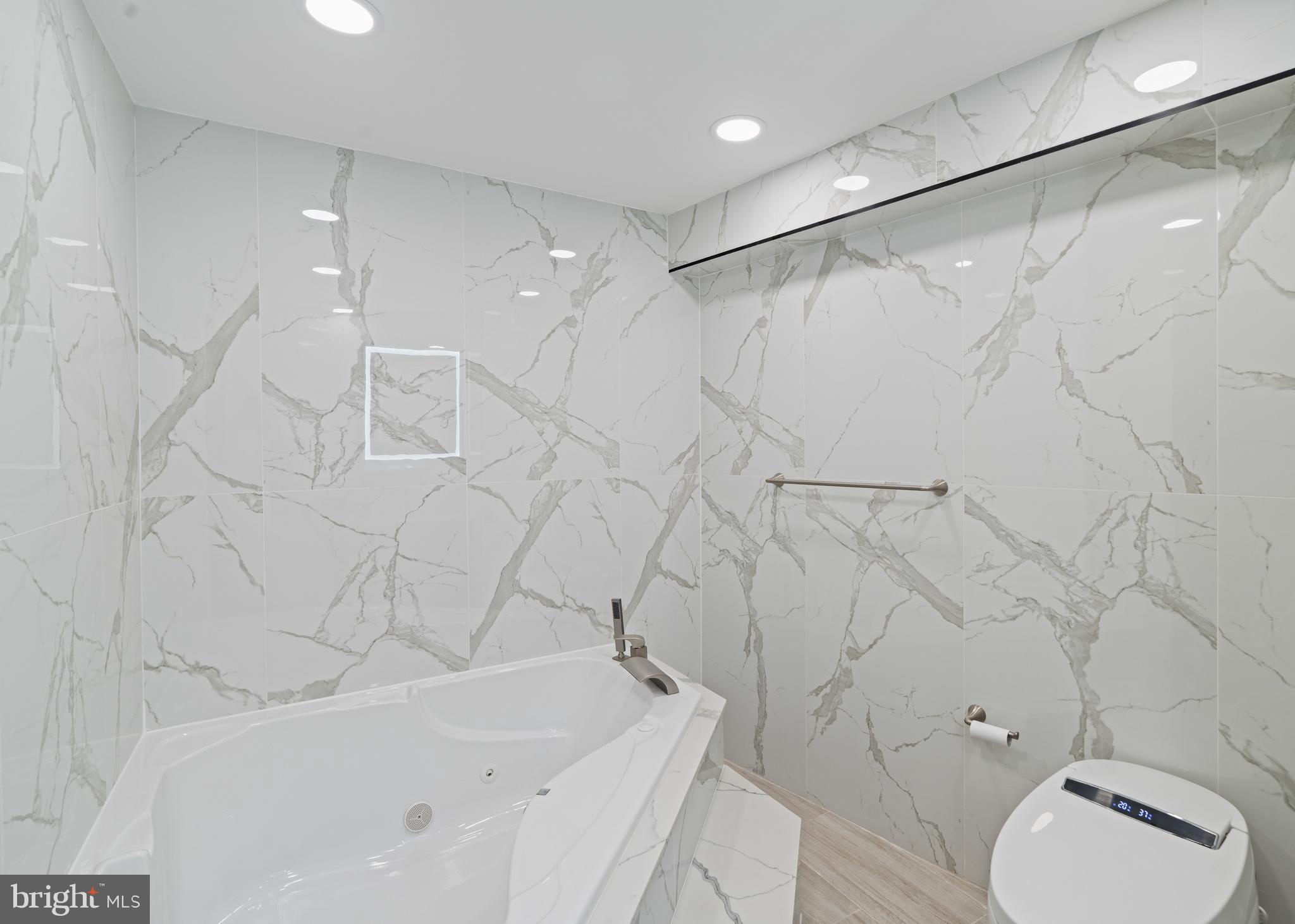 QUEEN VILLAGE - Residential