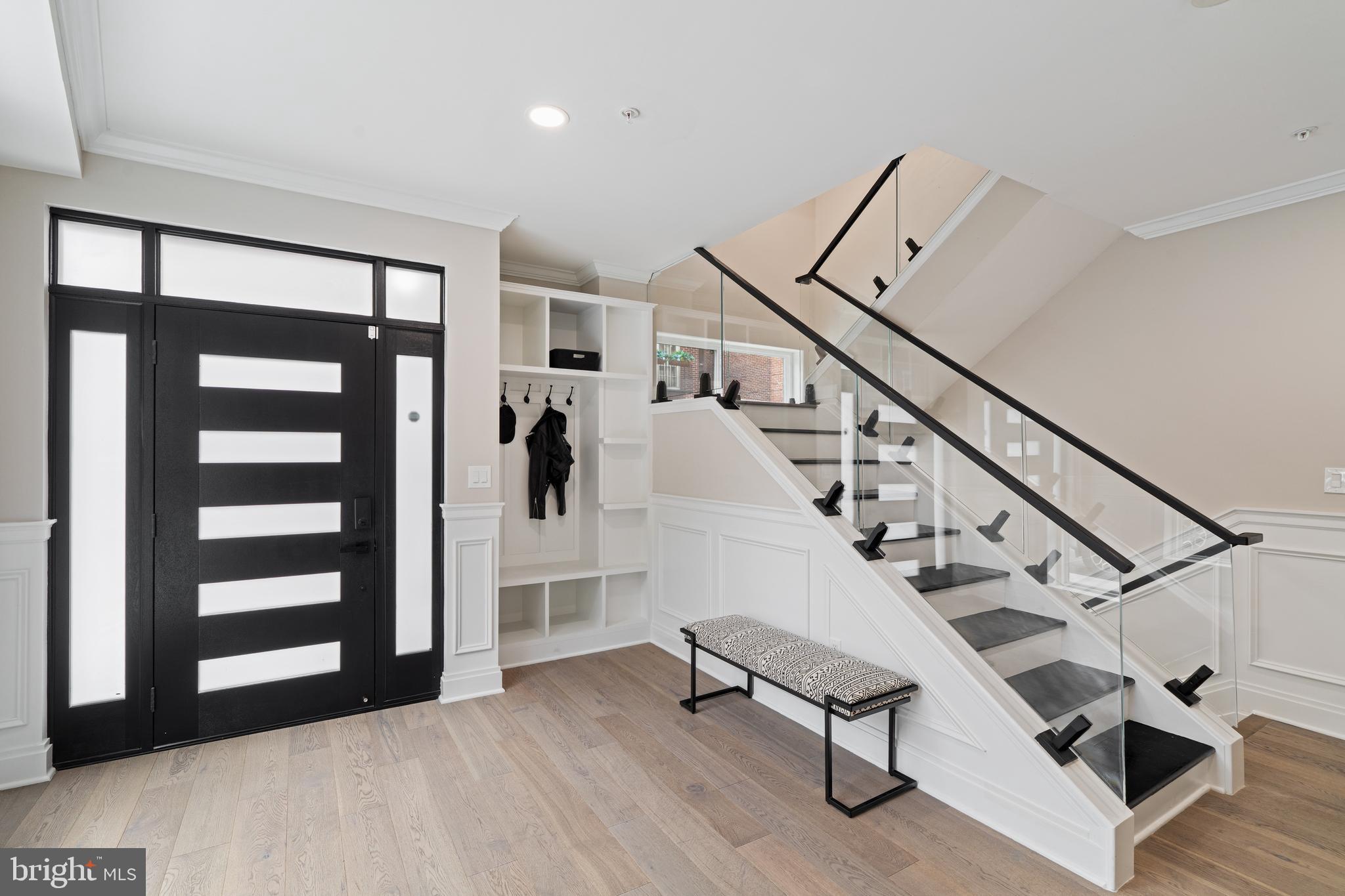 QUEEN VILLAGE - Residential