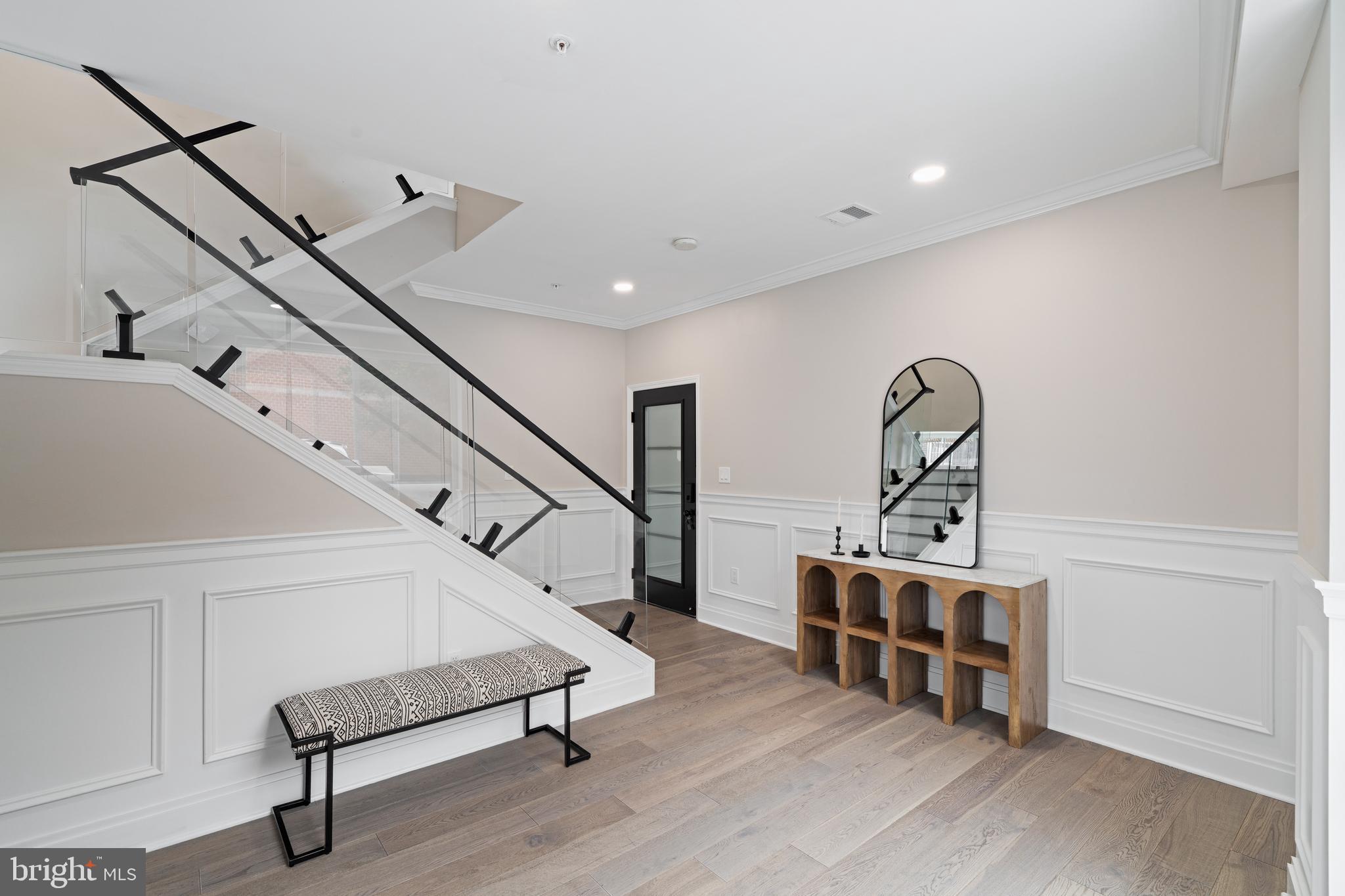QUEEN VILLAGE - Residential