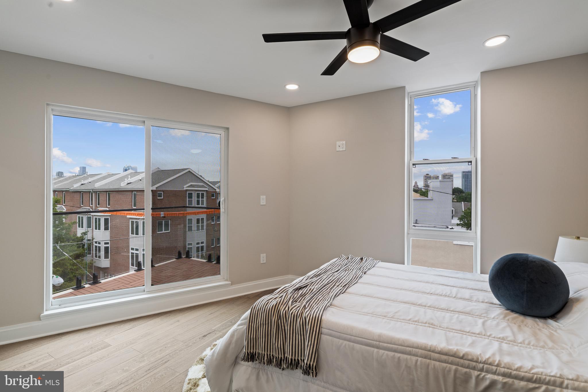 QUEEN VILLAGE - Residential