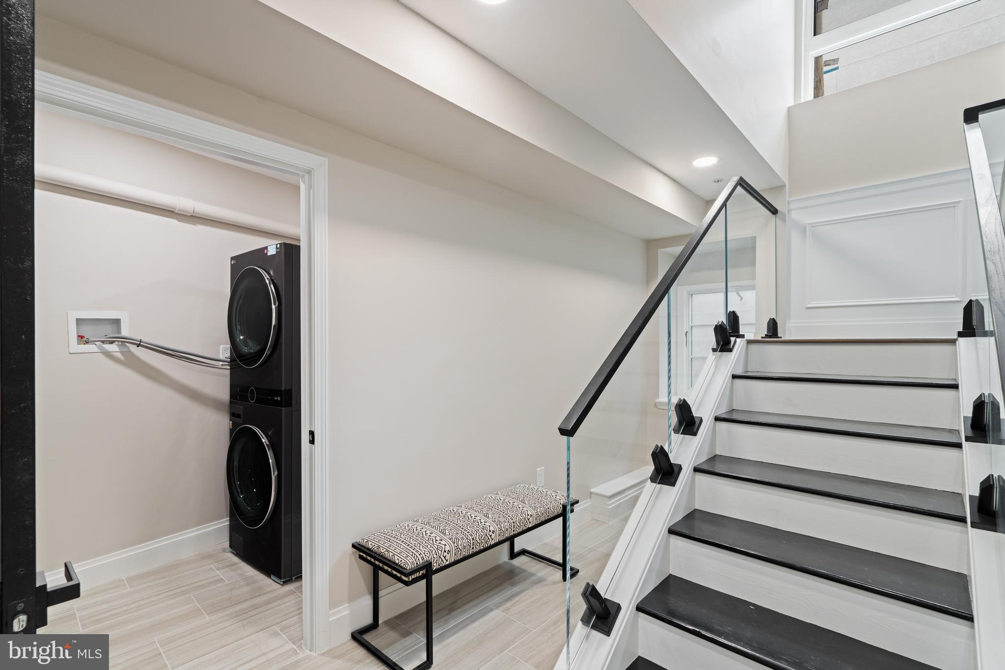 QUEEN VILLAGE - Residential