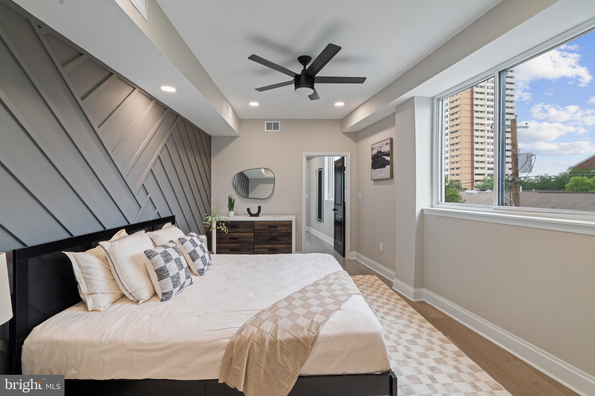 QUEEN VILLAGE - Residential