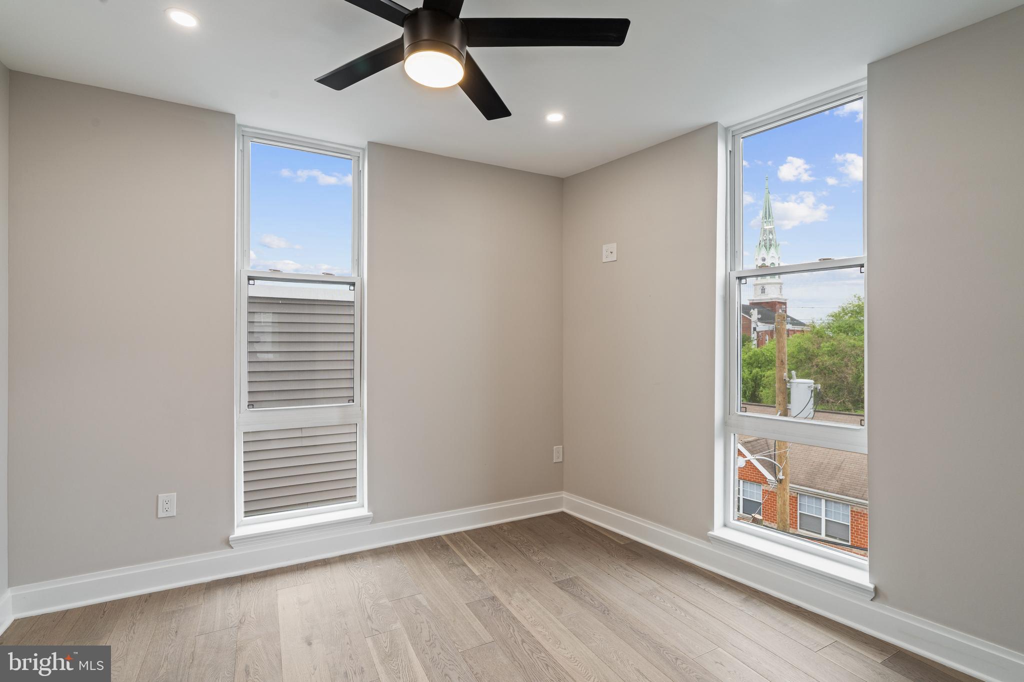 QUEEN VILLAGE - Residential