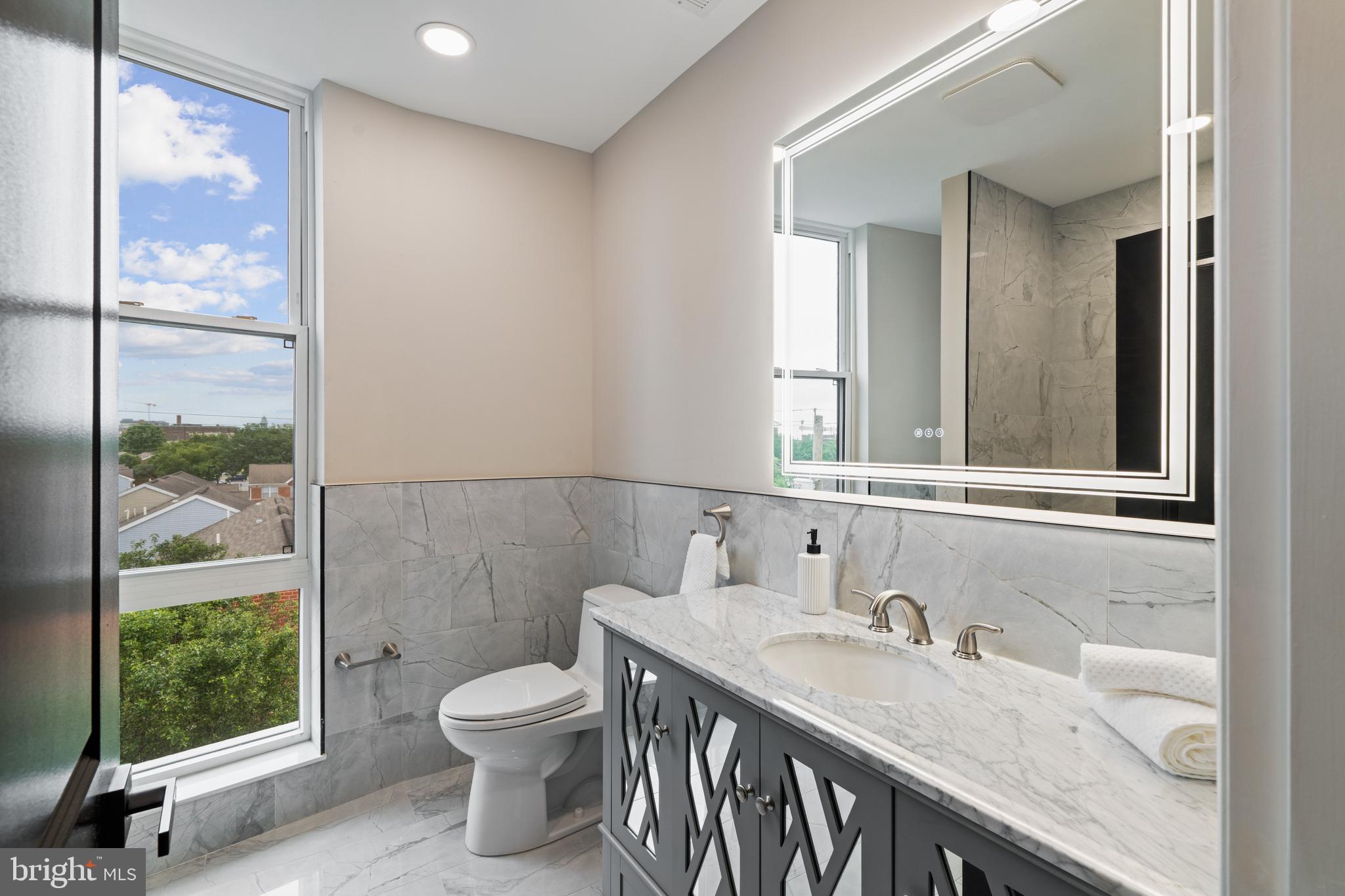 QUEEN VILLAGE - Residential
