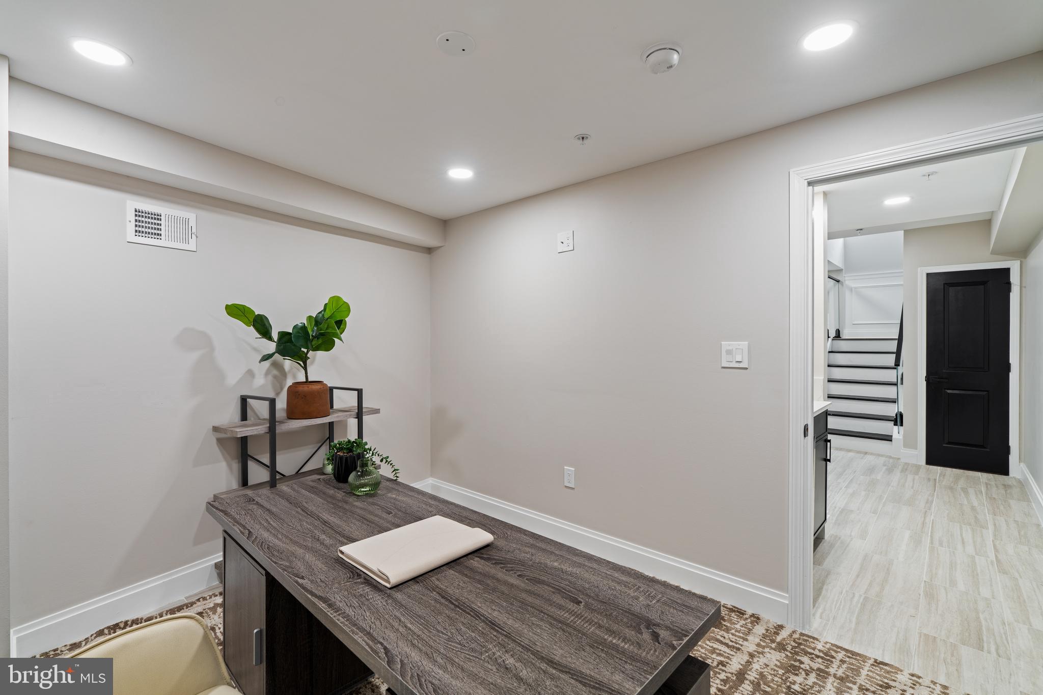 QUEEN VILLAGE - Residential