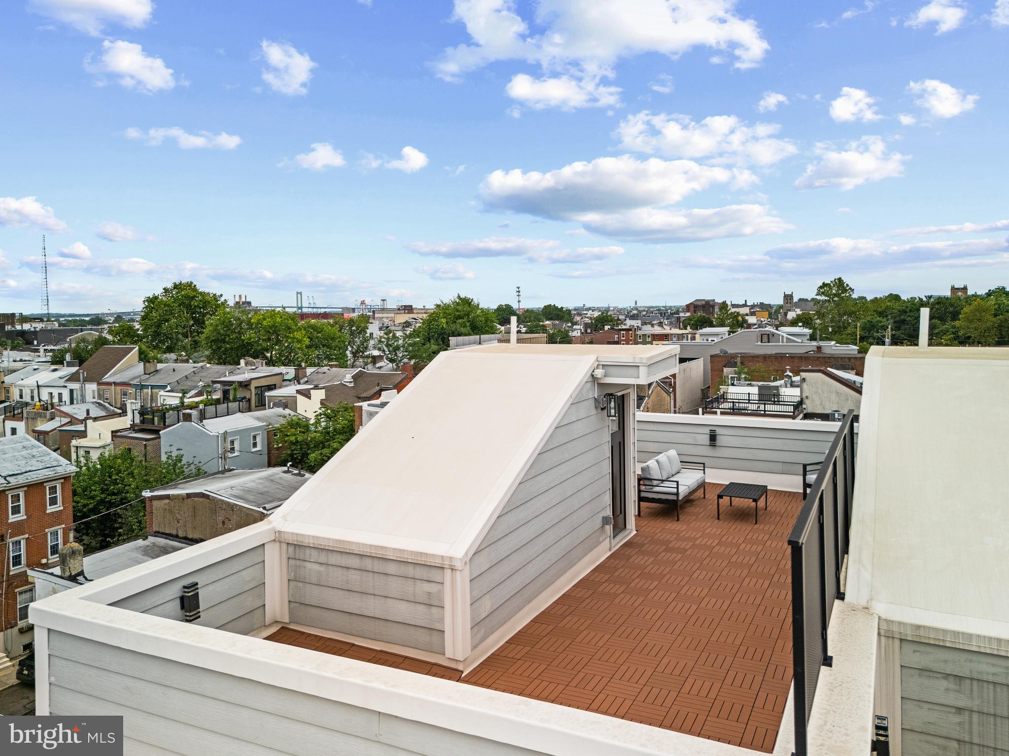 QUEEN VILLAGE - Residential