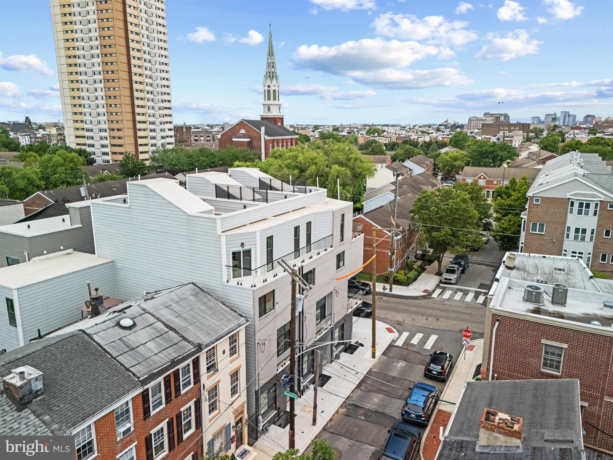 QUEEN VILLAGE - Residential