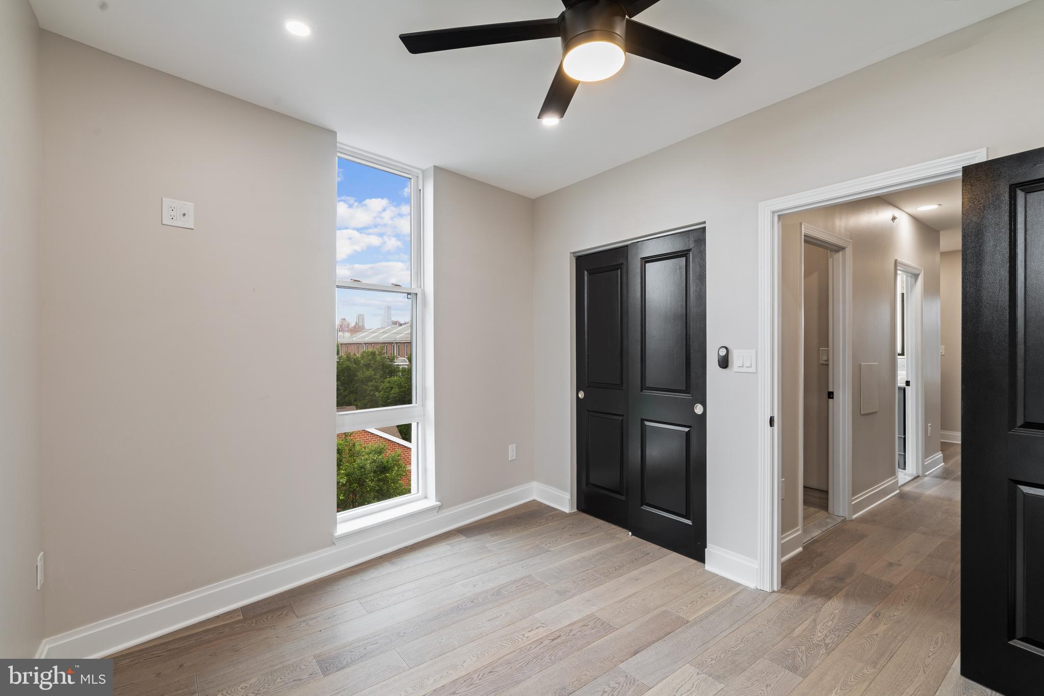 QUEEN VILLAGE - Residential
