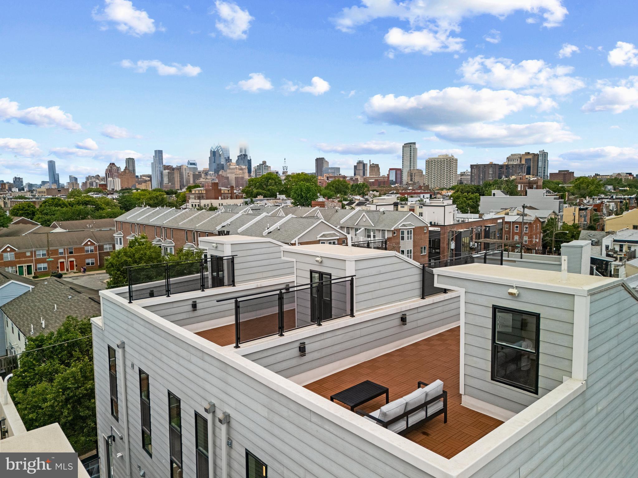 QUEEN VILLAGE - Residential
