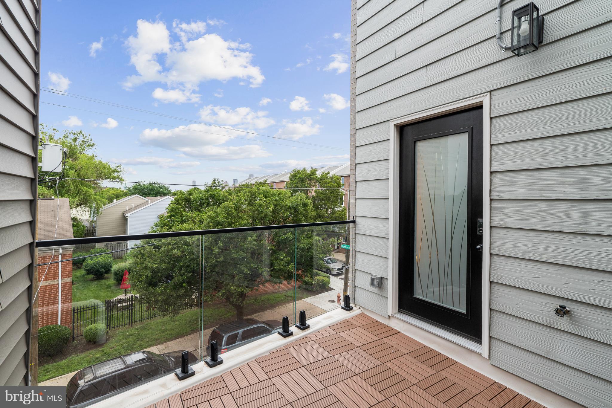 QUEEN VILLAGE - Residential