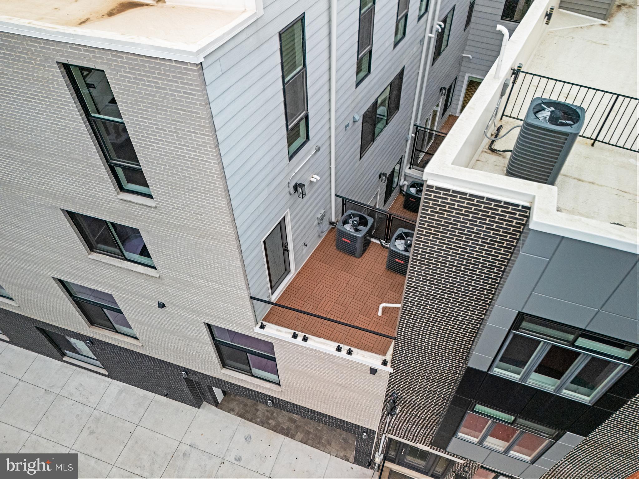 QUEEN VILLAGE - Residential