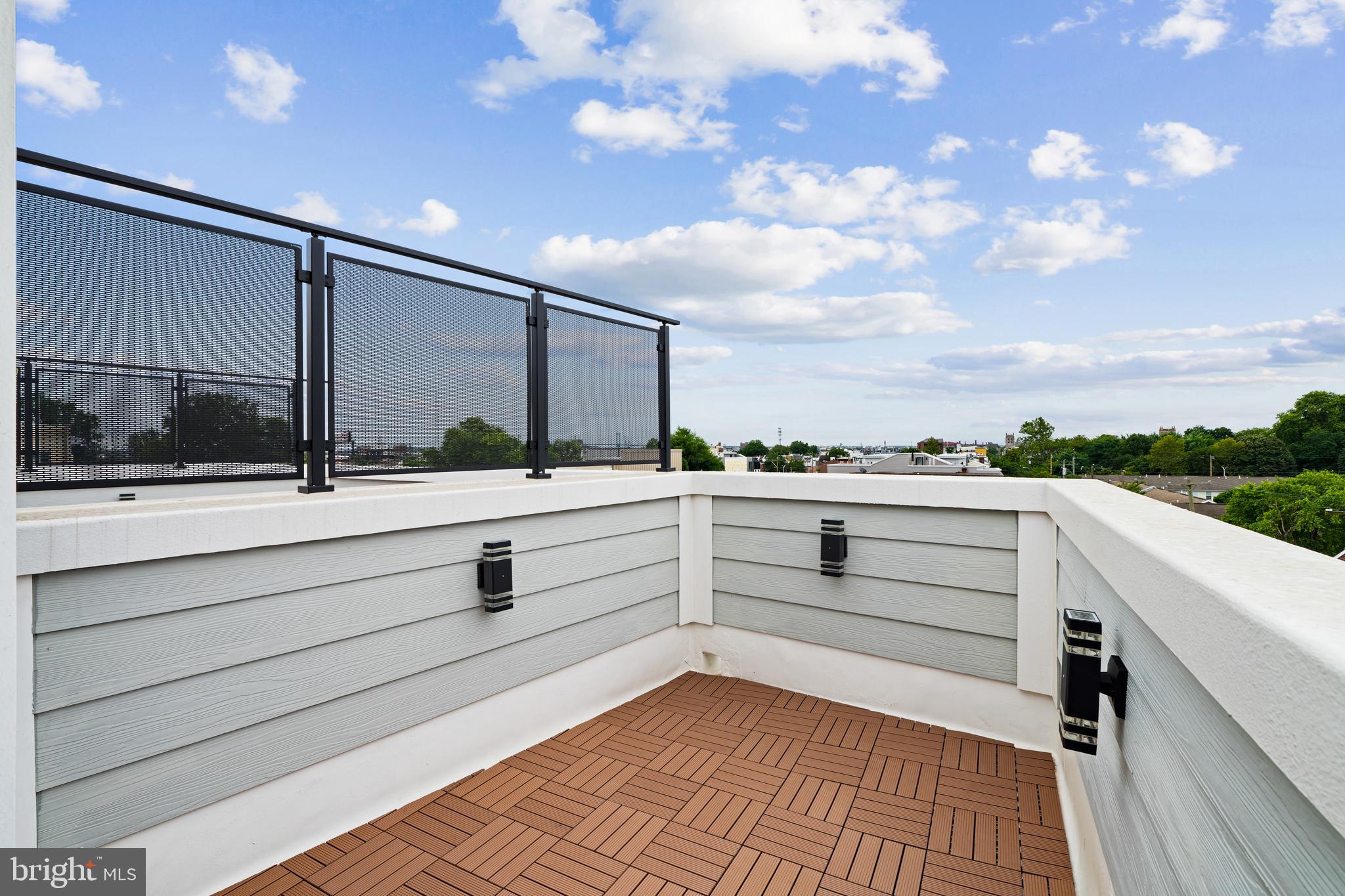 QUEEN VILLAGE - Residential