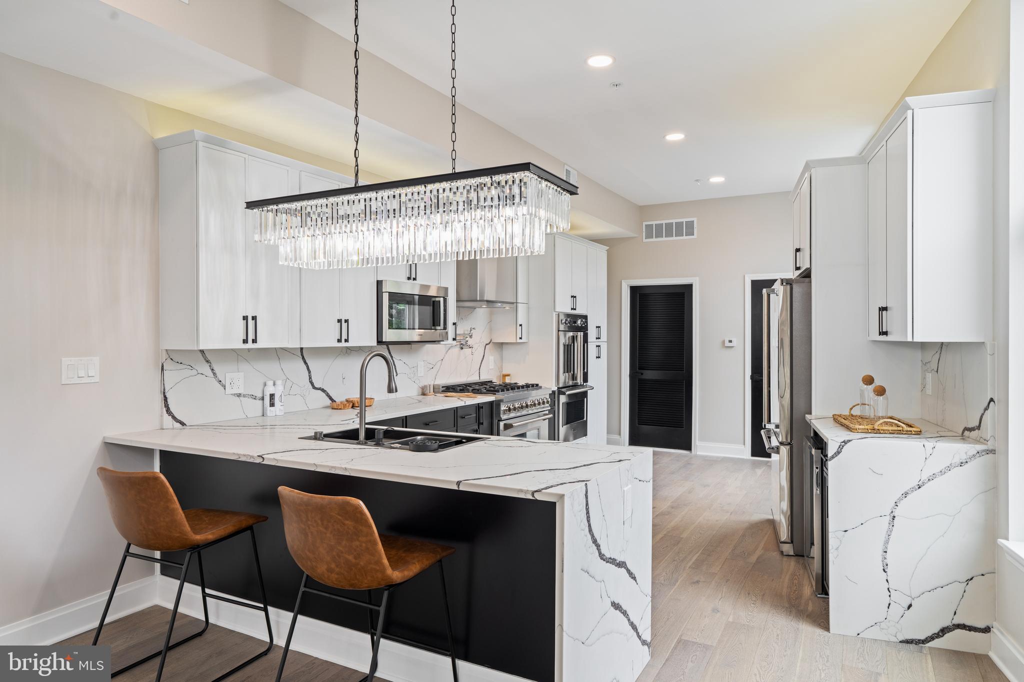 QUEEN VILLAGE - Residential